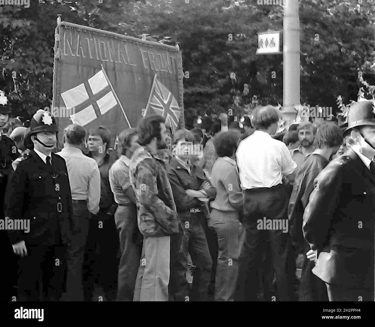 Marche du Front national ou manifestation, Londres, Angleterre, protégée par des policiers, septembre 1978 Banque D'Images