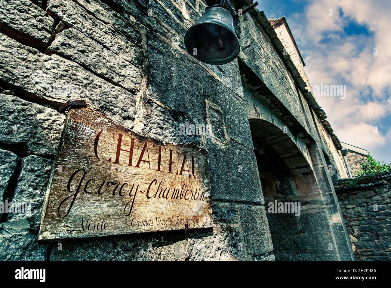 Château de Gevrey-Chambertin panneau rustiques avec des intempéries à l'extérieur de l'entrée du château de Gevrey-Chambertin avec une cloche pour annoncer les visiteurs Bourgogne Côte d'Or France Banque D'Images