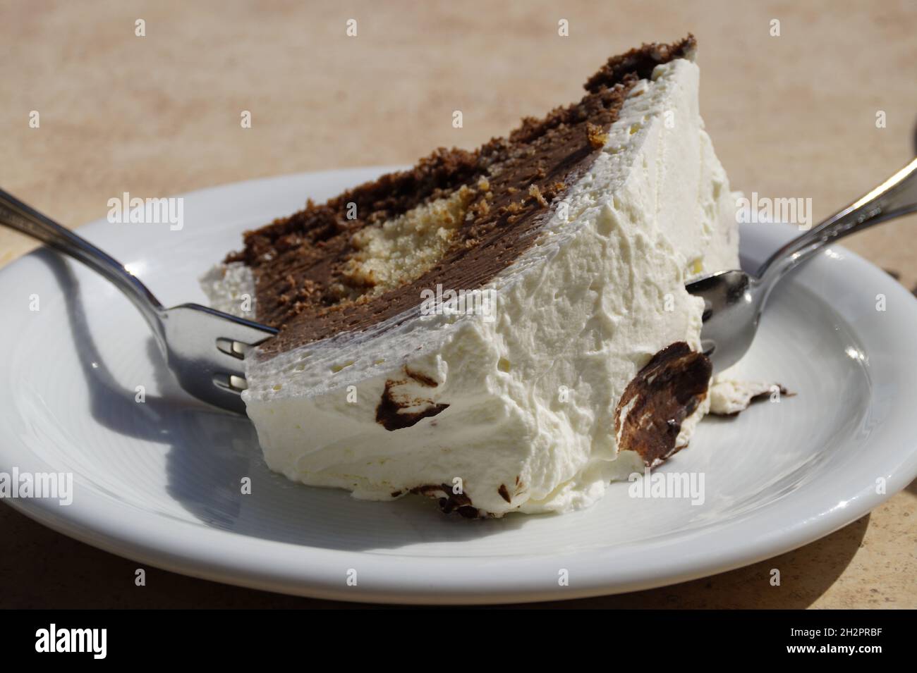 un morceau d'un délicieux gâteau au chocolat sur une assiette Banque D'Images