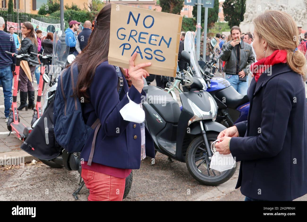 Rome, Italie.23 octobre 2021.'Aucun Green Pass' activistes effectuer une manifestation à Rome, Italie, le 23 octobre 2021.À partir d'octobre 15, en Italie Green Pass, le certificat de vaccin Covid 19 est obligatoire pour tous les travailleurs.Les manifestants demandent au gouvernement de laisser les gens se faire vacciner ou non et d'abolir le Green Pass.(photo d'Elisa Gestri/Sipa USA) crédit: SIPA USA/Alay Live News Banque D'Images