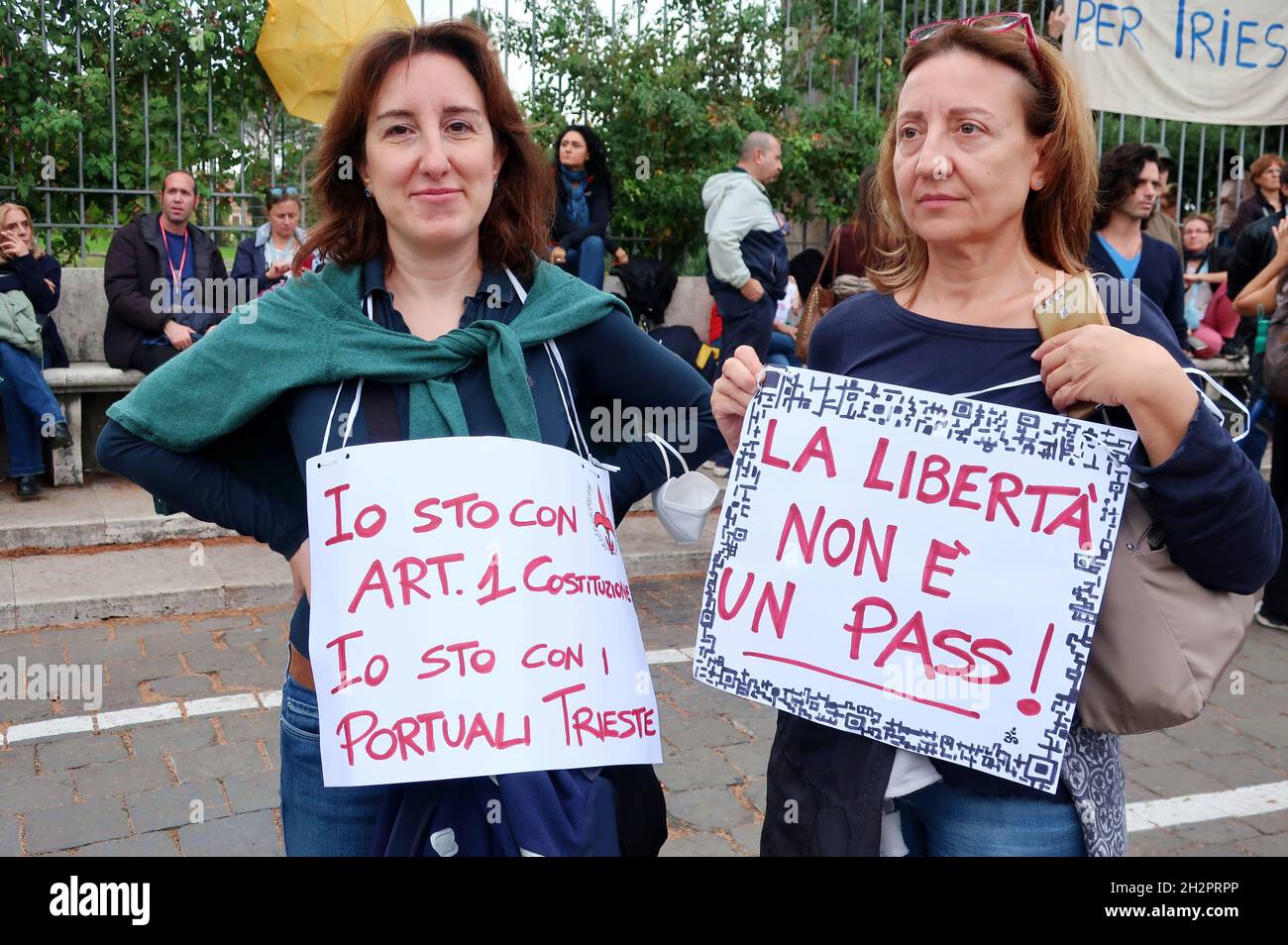 Rome, Italie.23 octobre 2021.'Aucun Green Pass' activistes effectuer une manifestation à Rome, Italie, le 23 octobre 2021.À partir d'octobre 15, en Italie Green Pass, le certificat de vaccin Covid 19 est obligatoire pour tous les travailleurs.Les manifestants demandent au gouvernement de laisser les gens se faire vacciner ou non et d'abolir le Green Pass.(photo d'Elisa Gestri/Sipa USA) crédit: SIPA USA/Alay Live News Banque D'Images