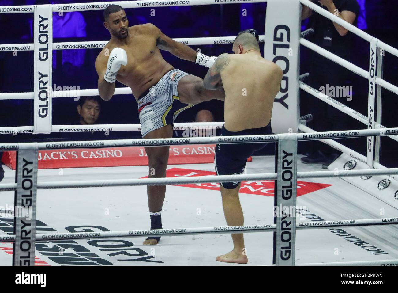 ARNHEM, PAYS-BAS - OCTOBRE 23 : Benjamin Adegbuyi de Roumanie contre Antonio Plazibat de Croatie pendant 2021 collision de gloire 3 le 23 octobre 2021 à Arnhem, pays-Bas (photo de Broer van den Boom/Orange Pictures) Banque D'Images