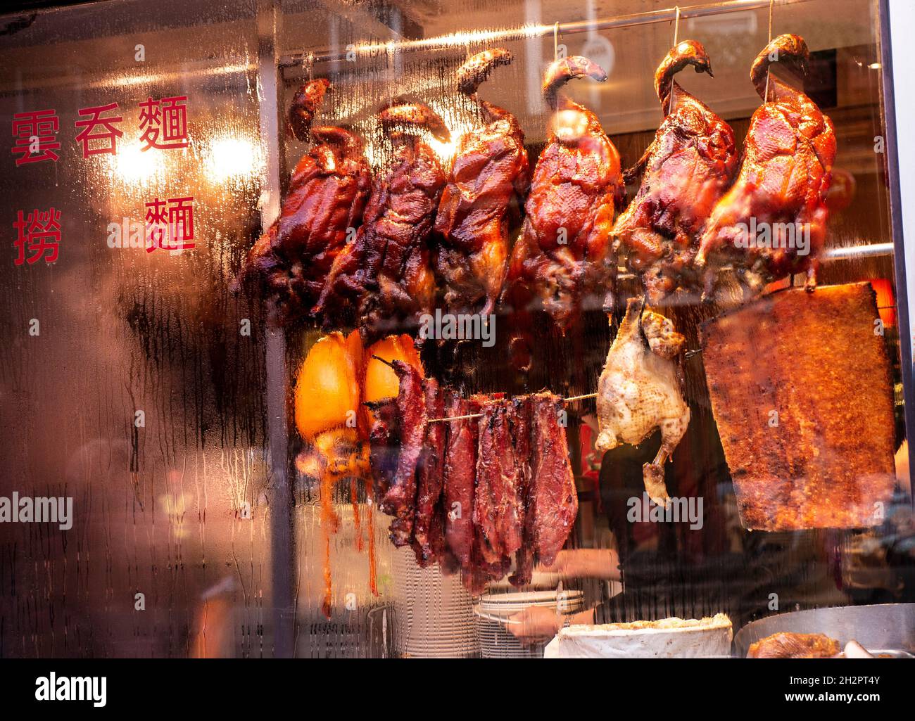Canard CROUSTILLANT Chinatown exposition de canard croustillant et de porc au ventre pendant le séchage à l'air dans le restaurant chinois en hiver Gerrard Street Chinatown Soho Londres Royaume-Uni Banque D'Images