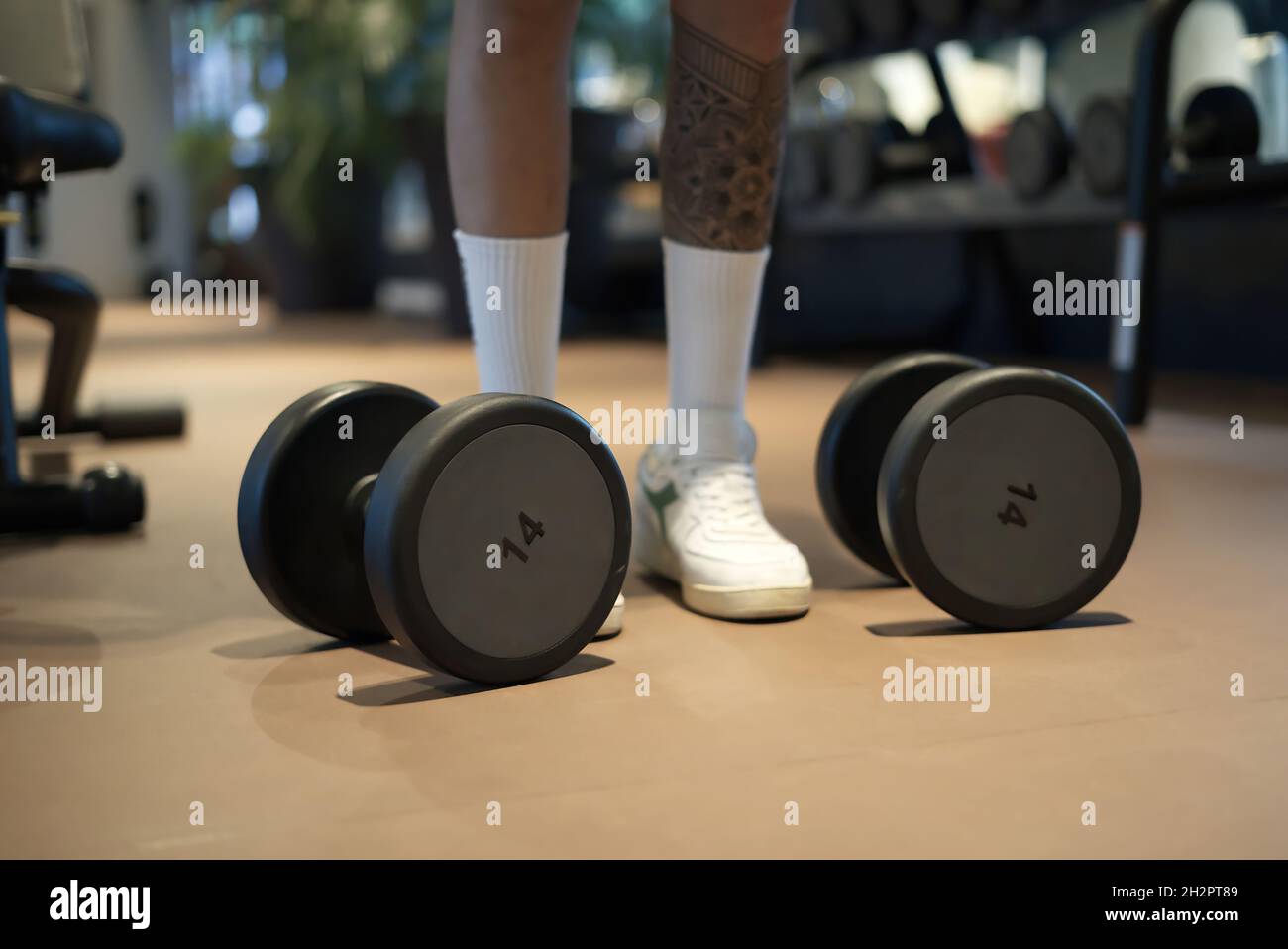 Davide Malfitano un bon handsom jeune homme caucasien travaille dans une salle de gym. Banque D'Images