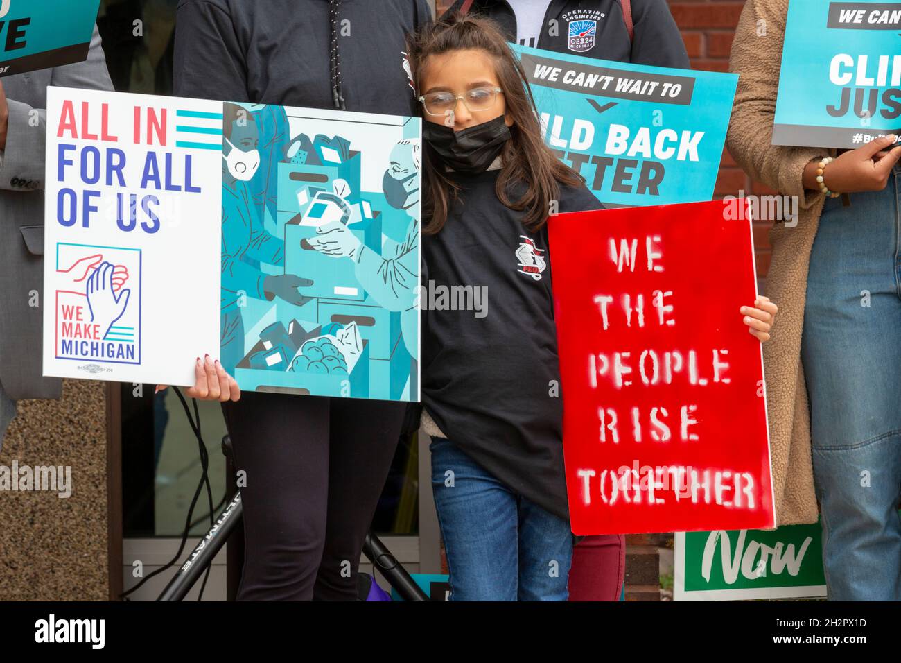 Dearborn, Michigan, États-Unis.23 octobre 2021.Un rassemblement soutient le projet de loi Build Back Better du président Joe Biden, qui investirait des fonds importants pour soutenir les familles à faible revenu et les familles qui travaillent et pour lutter contre le changement climatique.Crédit : Jim West/Alay Live News Banque D'Images