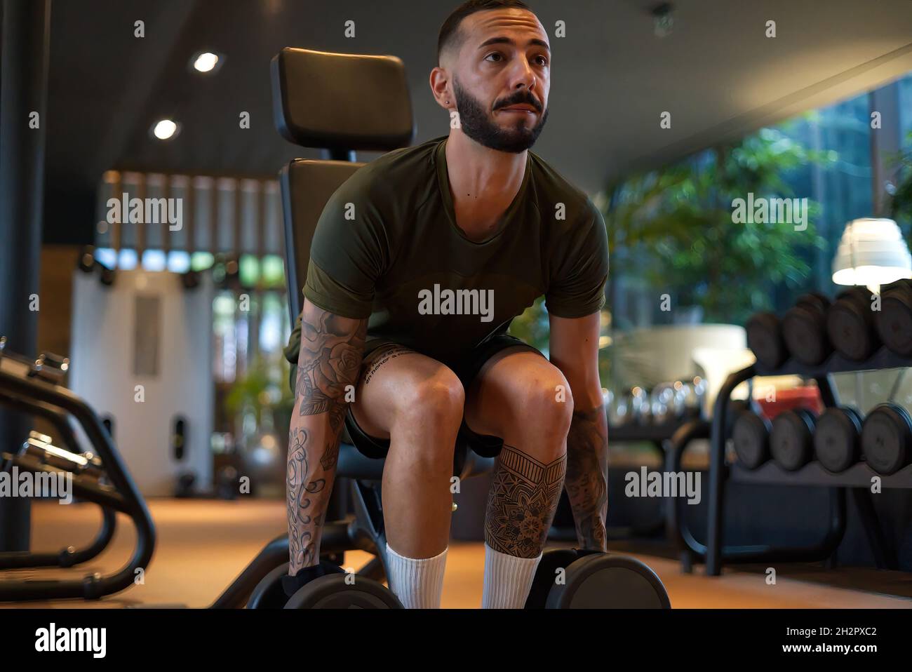 Davide Malfitano un bon handsom jeune homme caucasien travaille dans une salle de gym. Banque D'Images