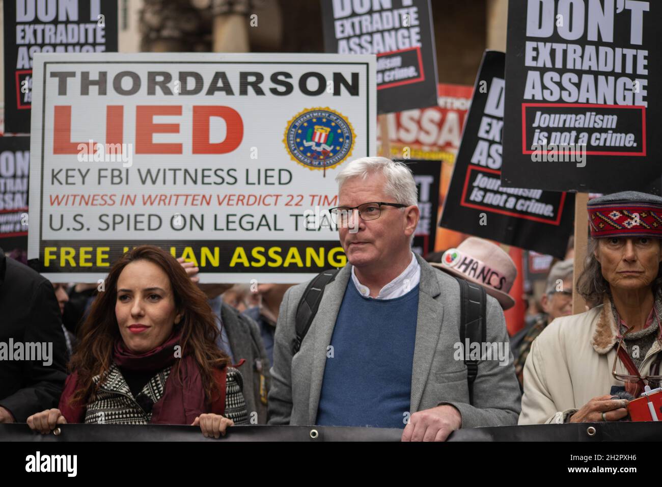 Londres, Angleterre, Royaume-Uni 23 octobre 2021 Stella Moris, partenaire de Julian Assange, se joint aux manifestants pour l'appeler à être libéré avant son audition d'appel les 27 et 28 octobre.Le député Richard Burton, le député John McDonnell, l'ambassadeur Joe Farrell Wikileaks et le rédacteur en chef de Wikileaks, Kristinn Hrafnsson, se sont également joints aux manifestants Banque D'Images