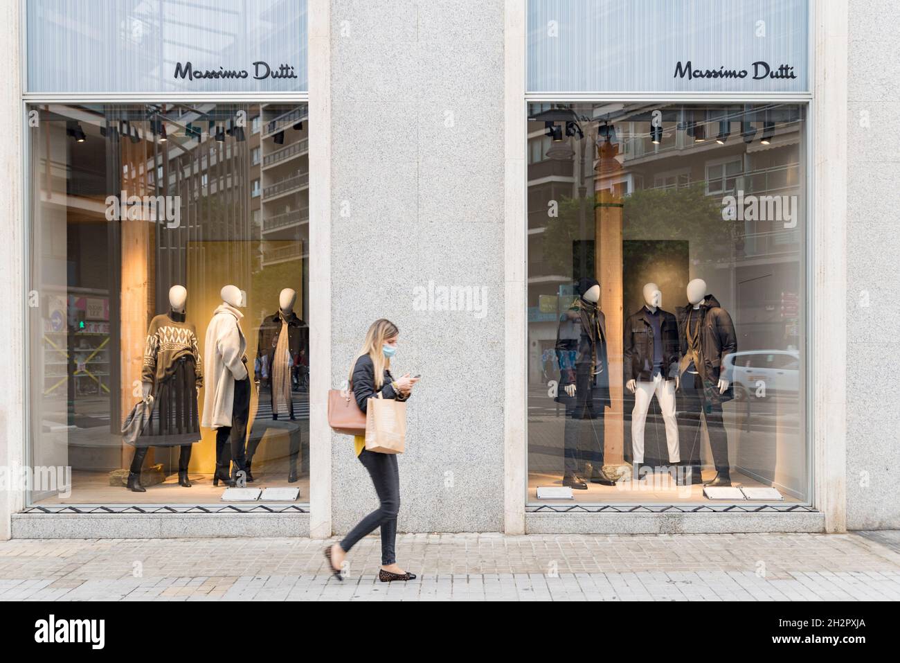 Une femme passe devant le magasin de vêtements Massimo Dutti à Valence  Photo Stock - Alamy