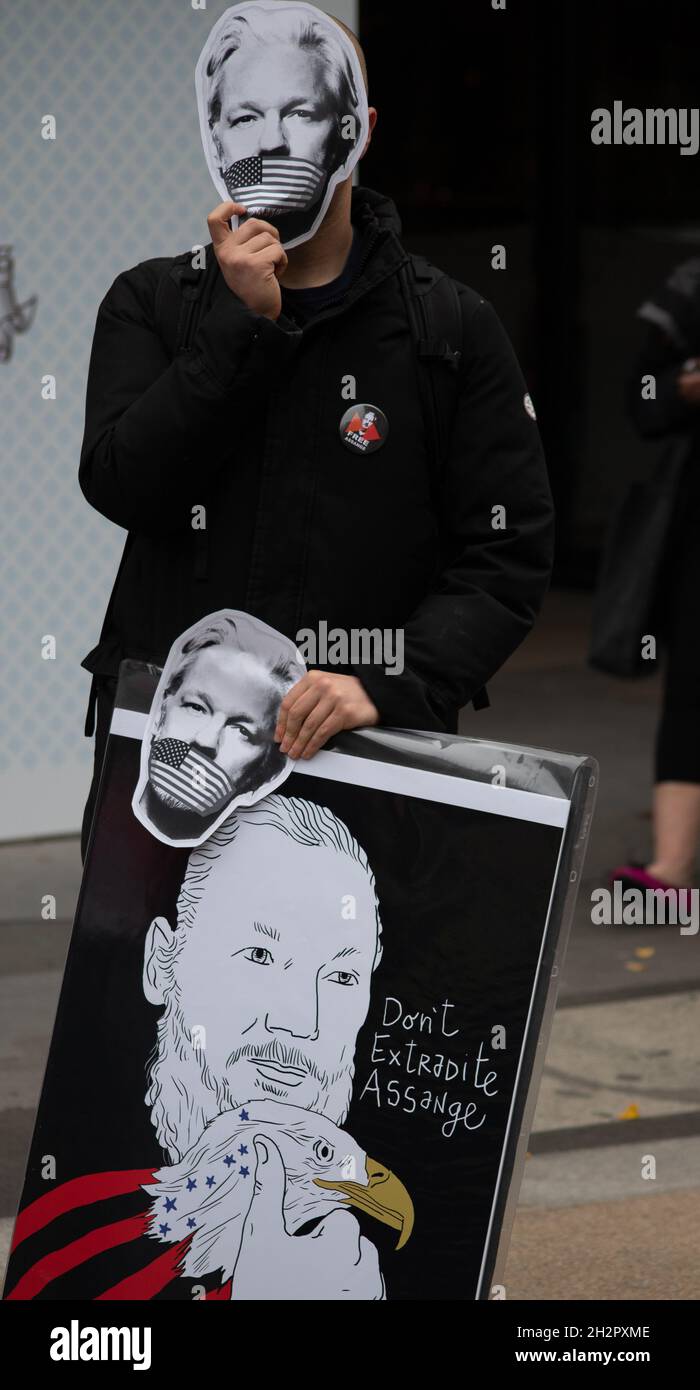 Londres, Angleterre, Royaume-Uni 23 octobre 2021 Stella Moris, partenaire de Julian Assange, se joint aux manifestants pour l'appeler à être libéré avant son audition d'appel les 27 et 28 octobre.Le député Richard Burton, le député John McDonnell, l'ambassadeur Joe Farrell Wikileaks et le rédacteur en chef de Wikileaks, Kristinn Hrafnsson, se sont également joints aux manifestants Banque D'Images