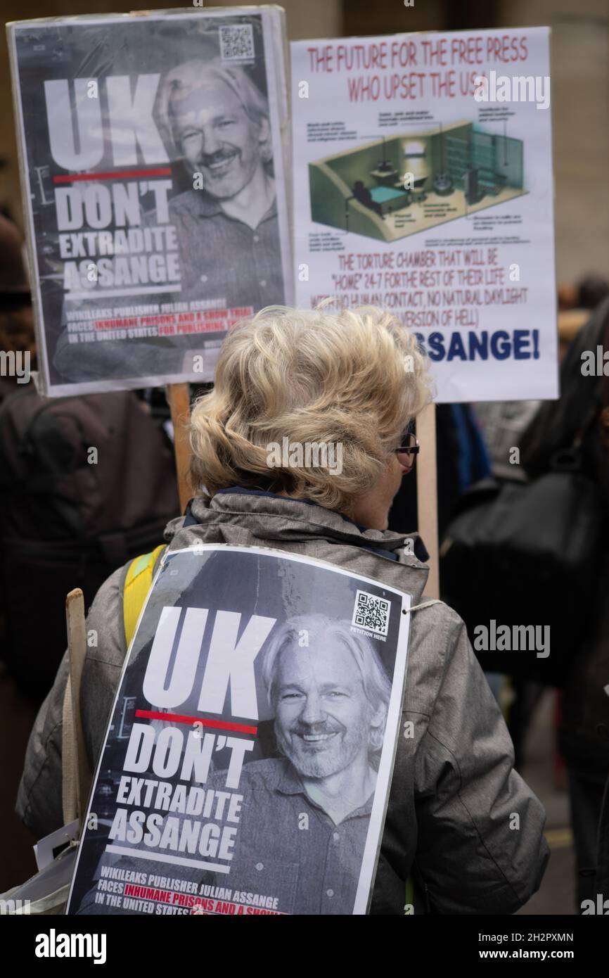 Londres, Angleterre, Royaume-Uni 23 octobre 2021 Stella Moris, partenaire de Julian Assange, se joint aux manifestants pour l'appeler à être libéré avant son audition d'appel les 27 et 28 octobre.Le député Richard Burton, le député John McDonnell, l'ambassadeur Joe Farrell Wikileaks et le rédacteur en chef de Wikileaks, Kristinn Hrafnsson, se sont également joints aux manifestants Banque D'Images