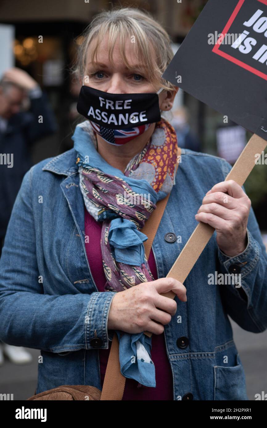 Londres, Angleterre, Royaume-Uni 23 octobre 2021 Stella Moris, partenaire de Julian Assange, se joint aux manifestants pour l'appeler à être libéré avant son audition d'appel les 27 et 28 octobre.Le député Richard Burton, le député John McDonnell, l'ambassadeur Joe Farrell Wikileaks et le rédacteur en chef de Wikileaks, Kristinn Hrafnsson, se sont également joints aux manifestants Banque D'Images