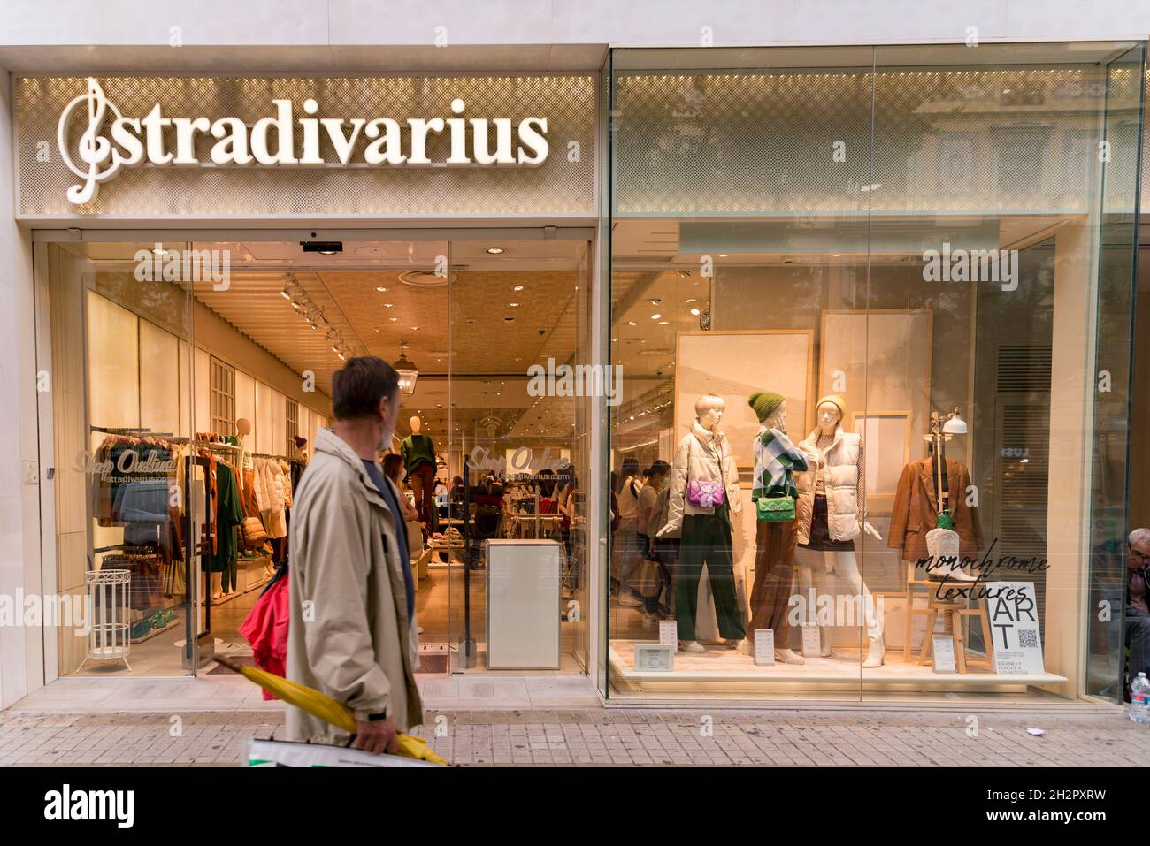 Les gens passent devant le magasin de vêtements Stradivarius à Valence  Photo Stock - Alamy