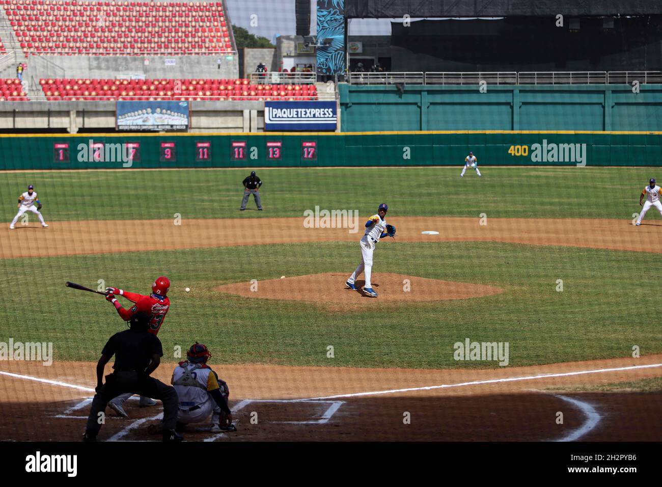 MAZATLAN, MEXIQUE - FÉVRIER 01: Edinson Frias de Frías départ pichet Los Caimanes de Barranquilla jette à la maison dans le deuxième repas, pendant le match entre Panama et Colombie dans le cadre de la Serie del Caribe 2021 au stade Teodoro Mariscal le 1er février 2021 à Mazatlan, Mexique.(Photo par Luis Gutierrez/Norte photo) Banque D'Images