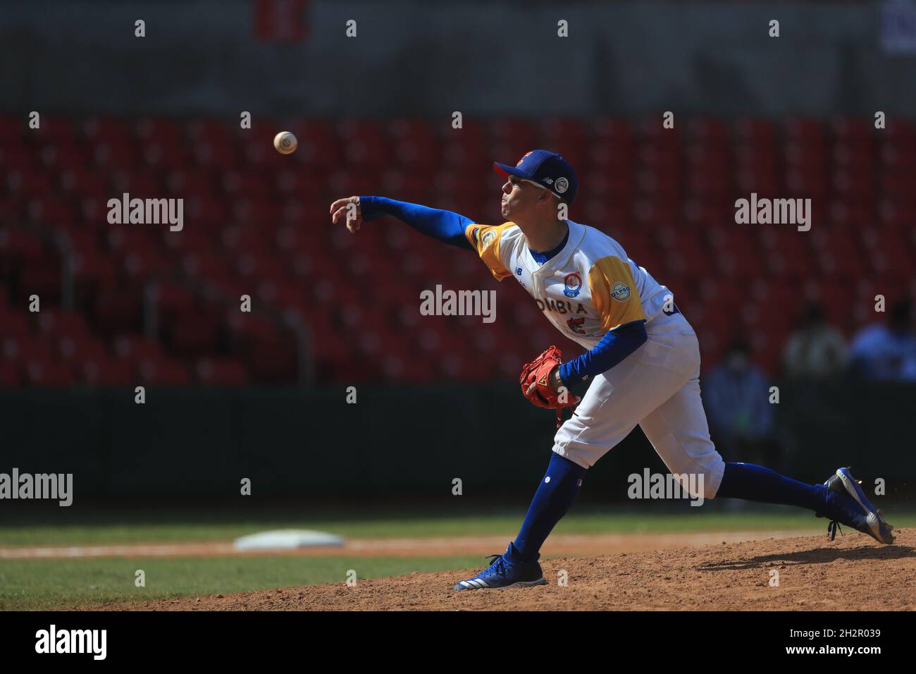 MAZATLAN, MEXIQUE - FÉVRIER 01 : le pichet de secours Cody Mincey de Los Caimanes de Barranquilla lance la balle dans le huitième repas, pendant le match entre Panama et Colombie dans le cadre de la série del Caribe 2021 au stade Teodoro Mariscal le 1er février 2021 à Mazatlan, Mexique.(Photo par Luis Gutierrez/Norte photo) Banque D'Images