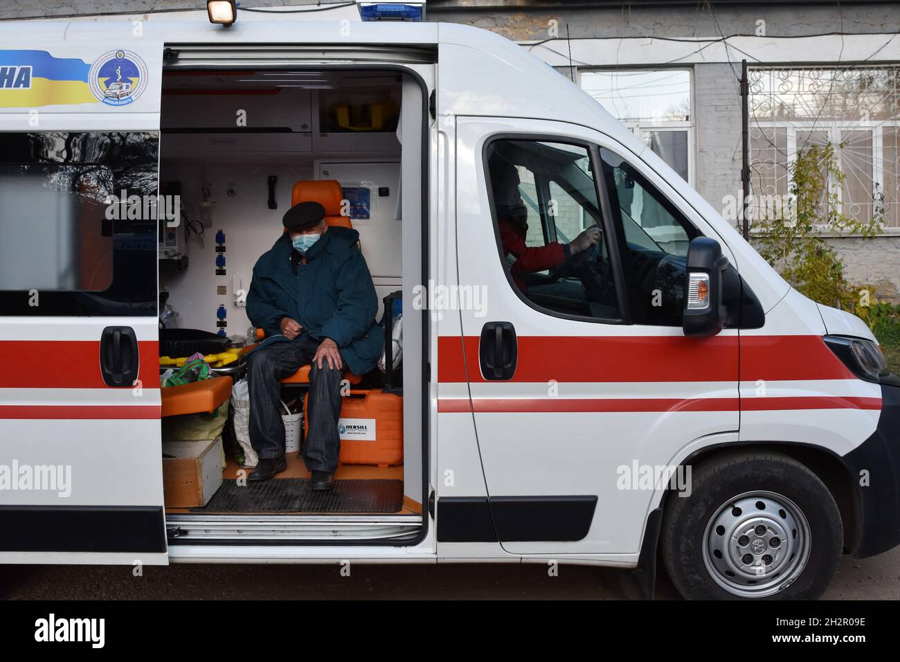 Kramatorsk, Ukraine.22 octobre 2021.Une ambulance avec un covid 19 patients dans un hôpital de la ville de Kramatorsk.Ukraine se classe comme l'un des trois pays les plus importants dans le monde par le nombre quotidien de décès de Covid-19 et est le premier en Europe par les admissions à l'hôpital.Une nouvelle vague de coronavirus a frappé l'Ukraine, ce qui a conduit à une pénurie de lits d'hôpitaux dans certaines régions.Crédit : SOPA Images Limited/Alamy Live News Banque D'Images