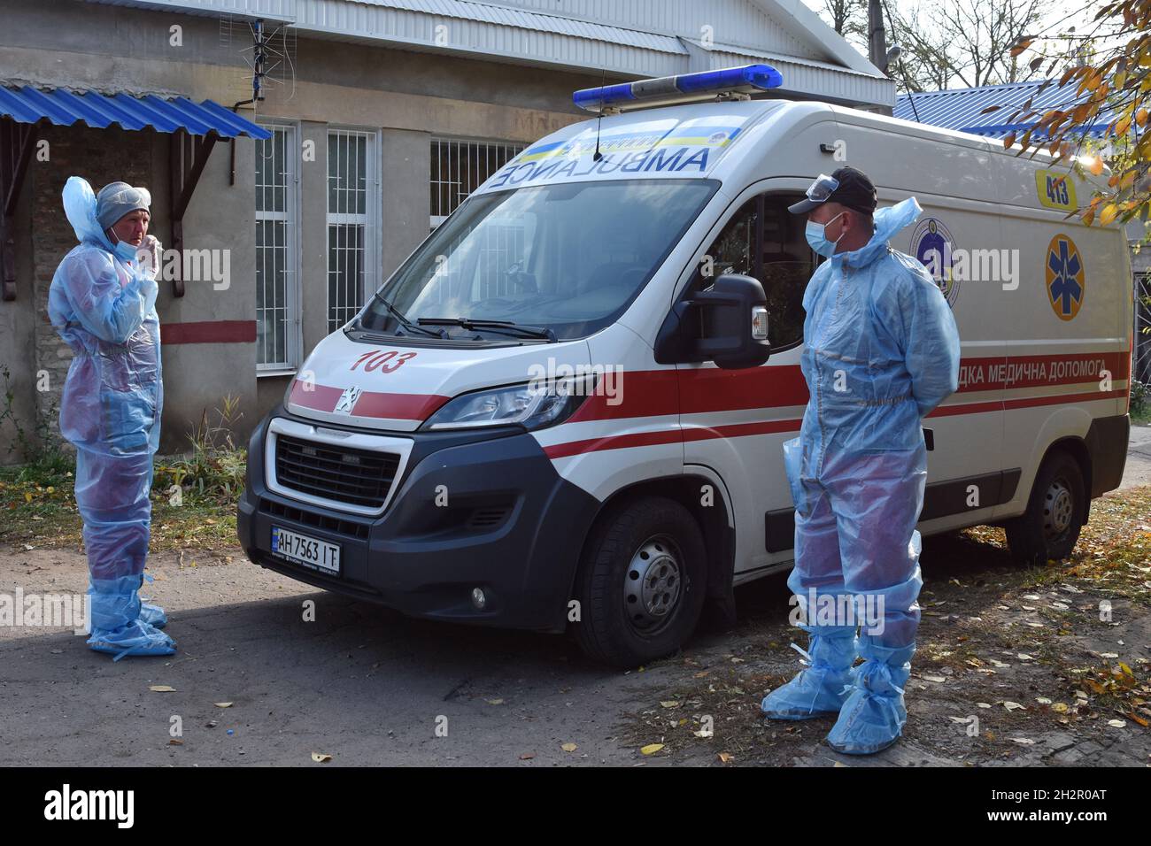 Kramatorsk, Ukraine.22 octobre 2021.Le personnel médical ambulancier vu dans un hôpital de la ville de Kramatorsk.Ukraine se classe comme l'un des trois principaux pays dans le monde par le nombre quotidien de décès de Covid-19 et est le premier en Europe par les admissions à l'hôpital.Une nouvelle vague de coronavirus a frappé l'Ukraine, ce qui a conduit à une pénurie de lits d'hôpitaux dans certaines régions.Crédit : SOPA Images Limited/Alamy Live News Banque D'Images