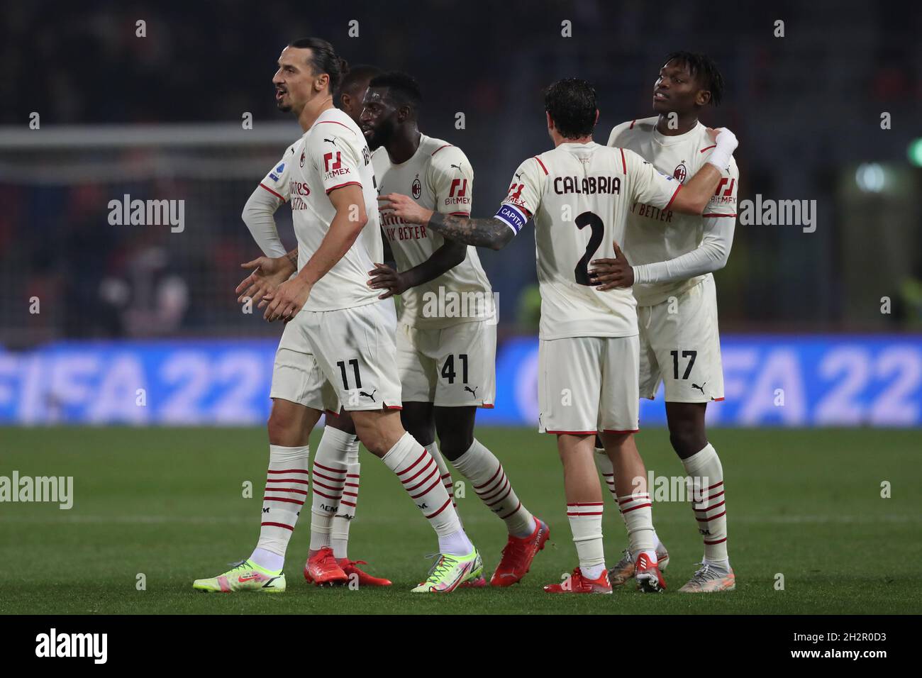 Bologne, Italie, le 23 octobre 2021.Zlatan Ibrahimovic de l'AC Milan fête avec ses coéquipiers après avoir obtenu un score pour donner à la partie une avance de 4-2 lors du match de la série A à Renato Dall'Ara, Bologne.Le crédit photo devrait se lire: Jonathan Moscrop / Sportimage Banque D'Images