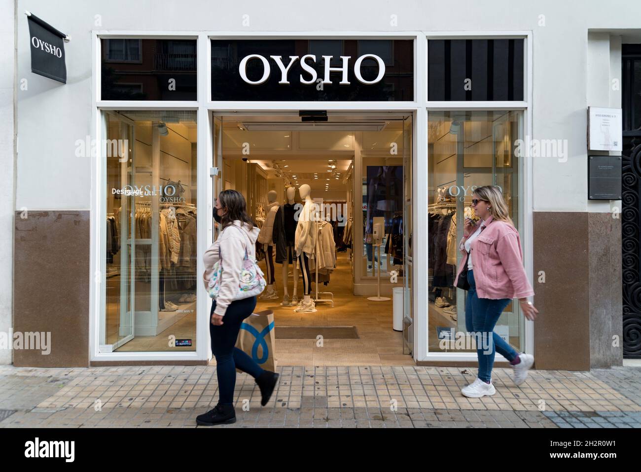 Valence, Espagne.22 octobre 2021.Deux femmes passent devant le magasin de  vêtements Oysho à Valence.(Photo de Xisco Navarro/SOPA Images/Sipa USA)  crédit: SIPA USA/Alay Live News Photo Stock - Alamy