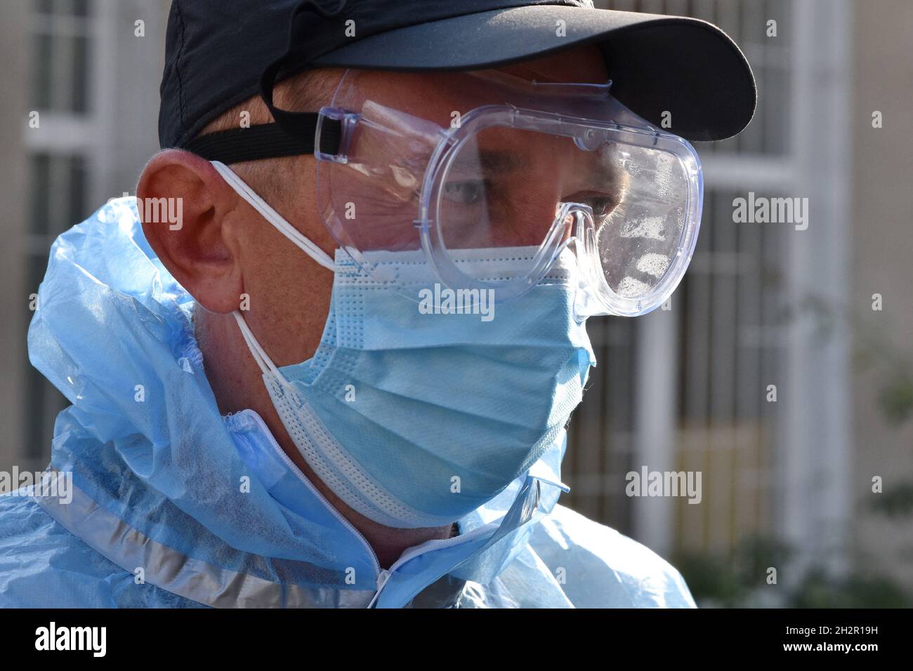 Kramatorsk, Ukraine.22 octobre 2021.Un travailleur médical ambulancier portant des équipements de protection dans un hôpital de la ville de Kramatorsk.Ukraine se classe parmi les trois premiers pays dans le monde par le nombre quotidien de décès de Covid-19 et est le premier en Europe par les admissions à l'hôpital.Une nouvelle vague de coronavirus a frappé l'Ukraine, ce qui a conduit à une pénurie de lits d'hôpitaux dans certaines régions.(Photo par Andriy Andriyenko/SOPA Images/Sipa USA) crédit: SIPA USA/Alay Live News Banque D'Images