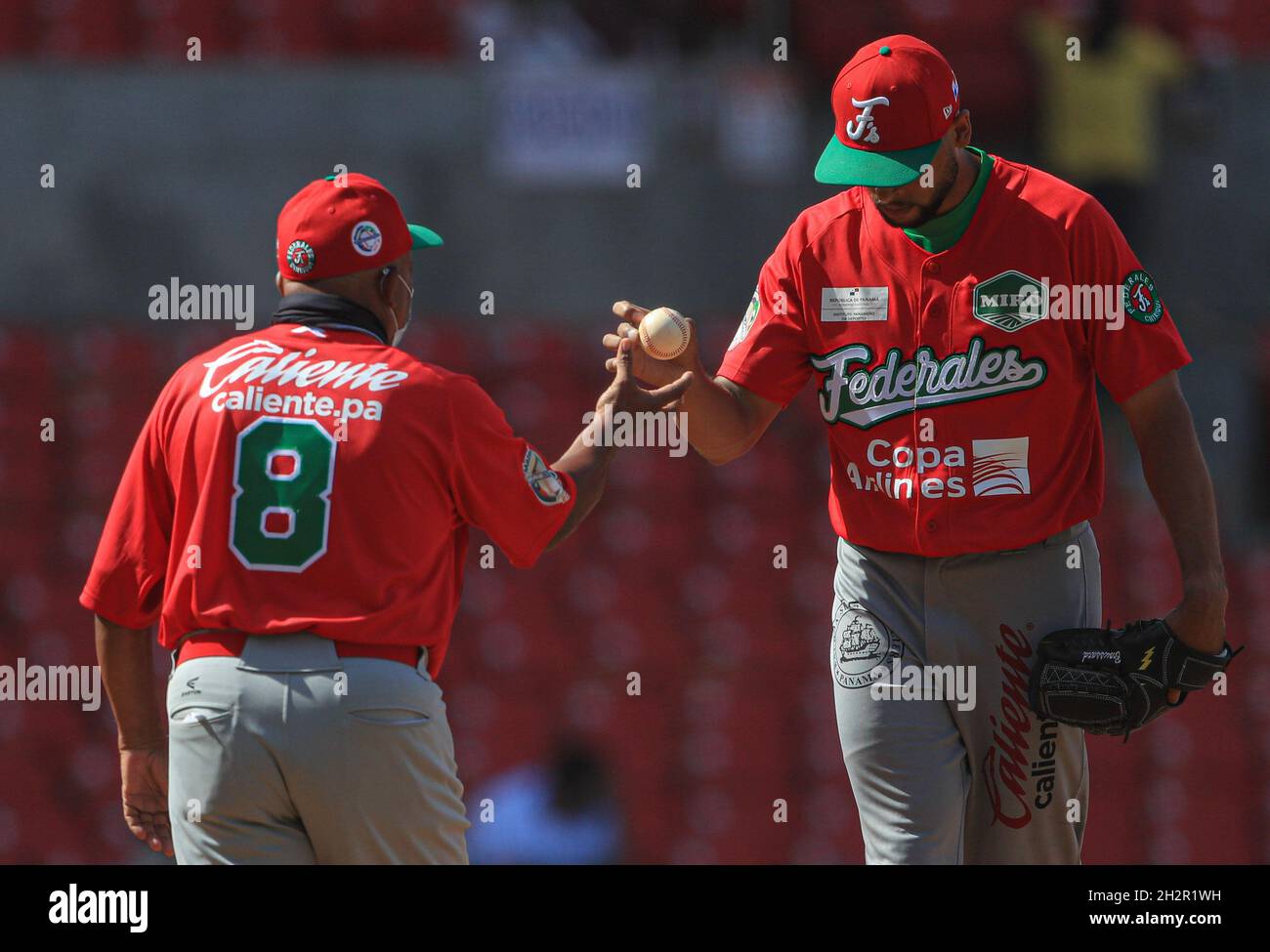 MAZATLAN, MEXIQUE - FÉVRIER 01 : Geoffrey Broussard lanceur de secours pour Los Federales de Chiriqui livre le ballon au Manager Alfonso Urquiola, pendant le match entre Panama et Colombie dans le cadre de la Serie del Caribe 2021 au stade Teodoro Mariscal le 1er février 2021 à Mazatlan, Mexique.(photo de Luis Gutierrez/Norte) Banque D'Images