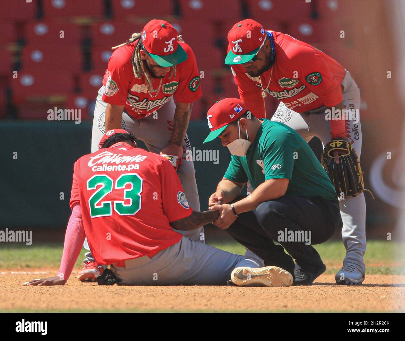 MAZATLAN, MEXIQUE - FÉVRIER 01: Hector Gomez troisième baseman de Los Federales de Chiriqui reçoit des soins médicaux, pendant le match entre Panama et Colombie dans le cadre de la série del Caribe 2021 au stade Teodoro Mariscal le 1er février 2021 à Mazatlan, Mexique.(Photo par Luis Gutierrez/Norte photo) Banque D'Images