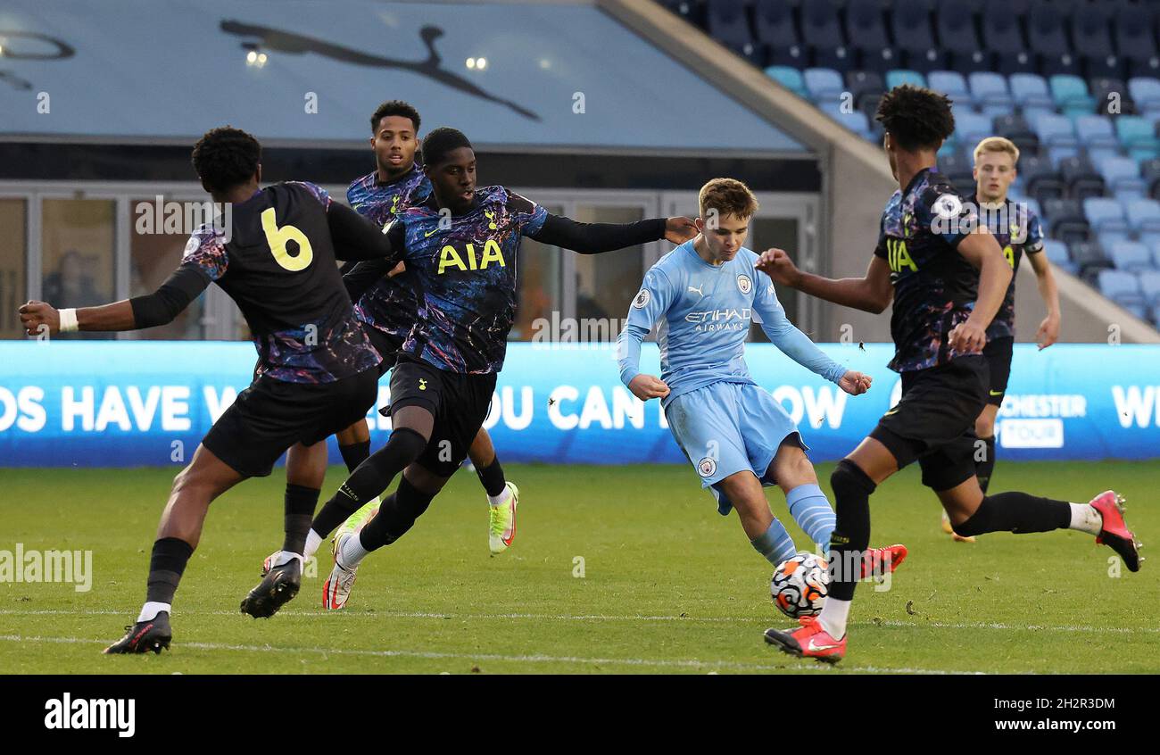 Manchester, Angleterre, le 23 octobre 2021.James McAtee de Manchester City tire lors du match de la Ligue de développement professionnel au stade Academy de Manchester.Le crédit photo doit être lu : Darren Staples / Sportimage Banque D'Images