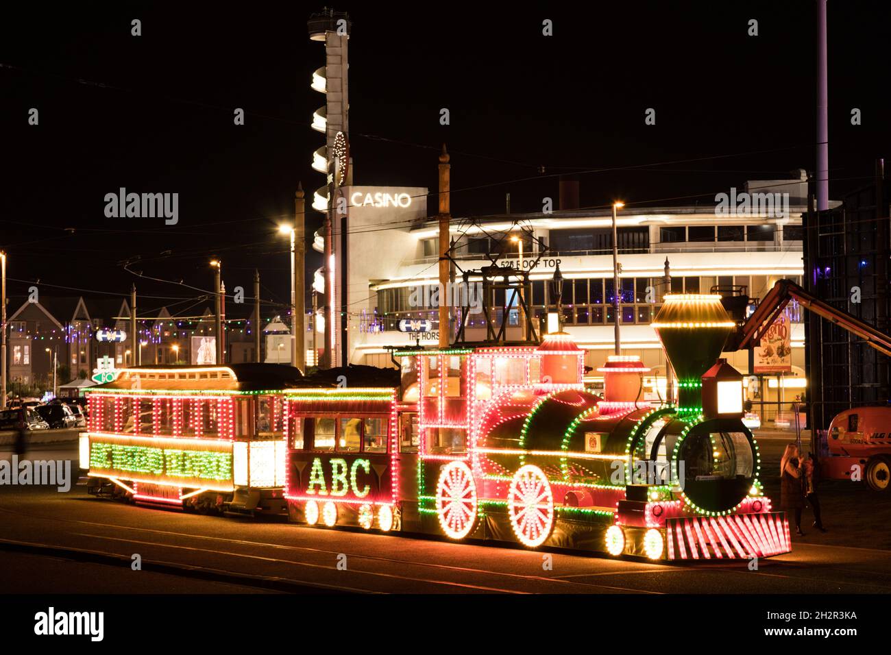 Blackpool, Lancashire, Angleterre, Royaume-Uni.23 octobre 2021.Un tramway illuminations s'arrête à la plage de plaisance de Blackpool : Andrew Bartlett/Alay Live News Banque D'Images