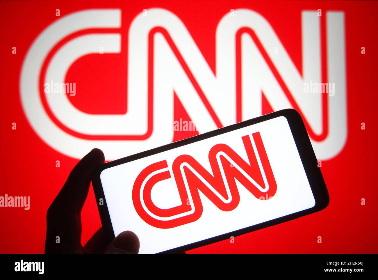 Ukraine.23 octobre 2021.Dans cette illustration, un logo CNN (réseau d'actualités du câble) apparaît sur un smartphone et un écran d'ordinateur.Crédit : SOPA Images Limited/Alamy Live News Banque D'Images