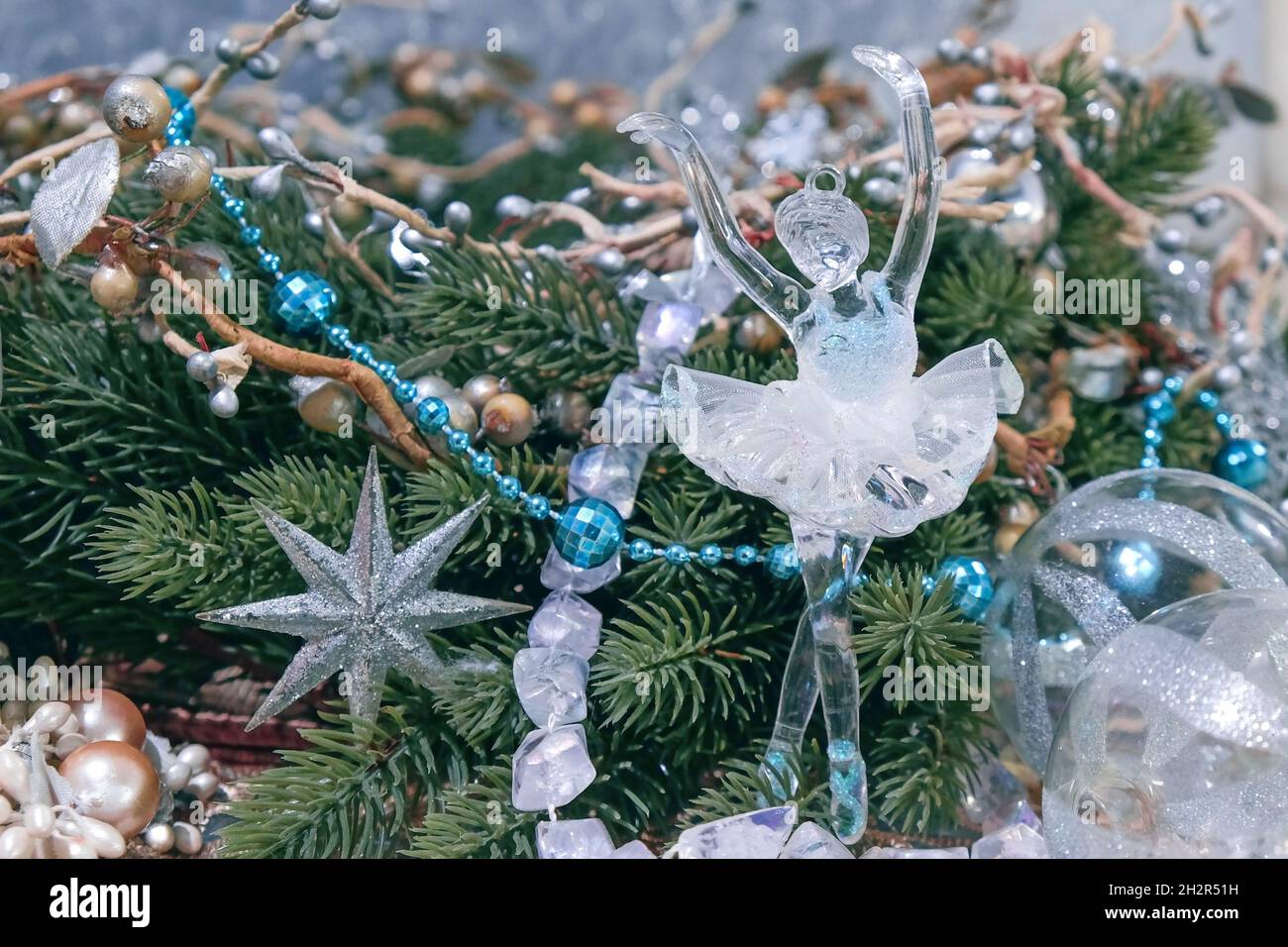 Figurine en verre vintage de ballerine dansante sur couronne d'arbre de noël parmi les décorations festives du nouvel an.Conte de fées de noël magique. Banque D'Images