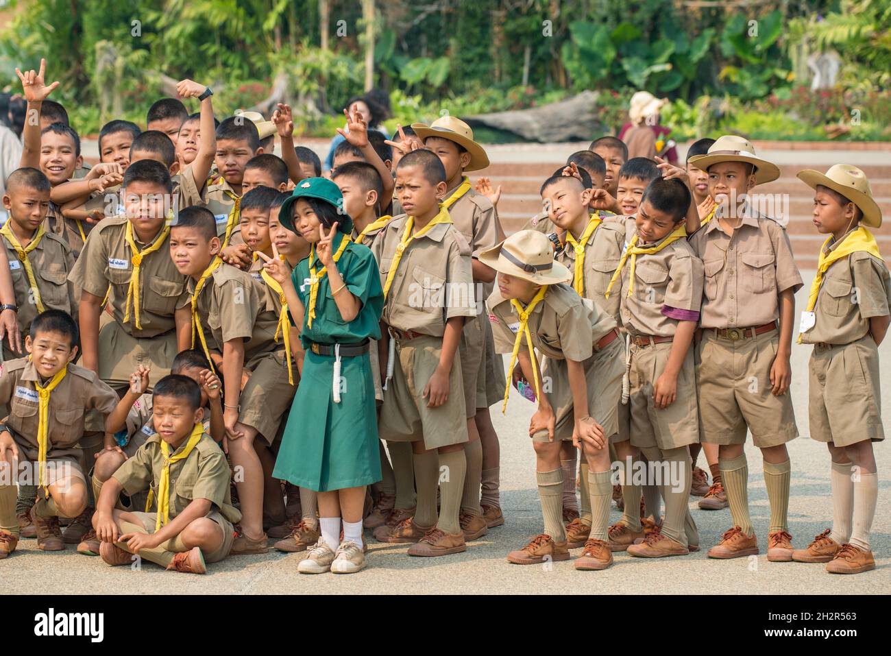 Fille thaïlandaise avec l'attitude posant devant les scouts de garçon à Wat  Huay Mongkol à l'extérieur de Hua Hin Photo Stock - Alamy