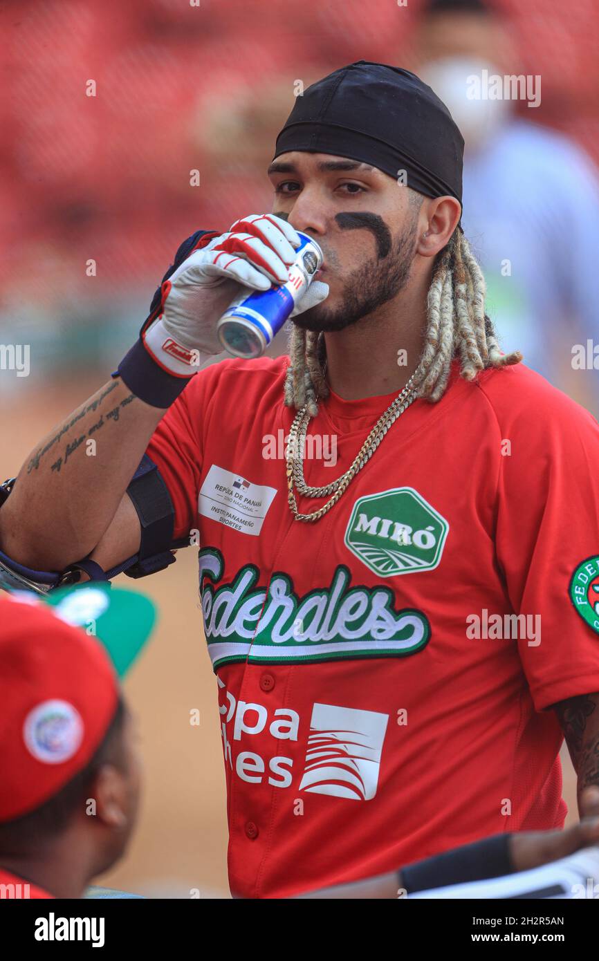 MAZATLAN, MEXIQUE - FÉVRIER 01 : Jonathan Arauz, de Fédéraux de Chiriqui, prend une boisson énergisante, pendant le match entre Panama et Colombie dans le cadre de la Serie del Caribe 2021 au stade Teodoro Mariscal le 1er février 2021 à Mazatlan, Mexique.(Photo par Luis Gutierrez/Norte photo) Banque D'Images