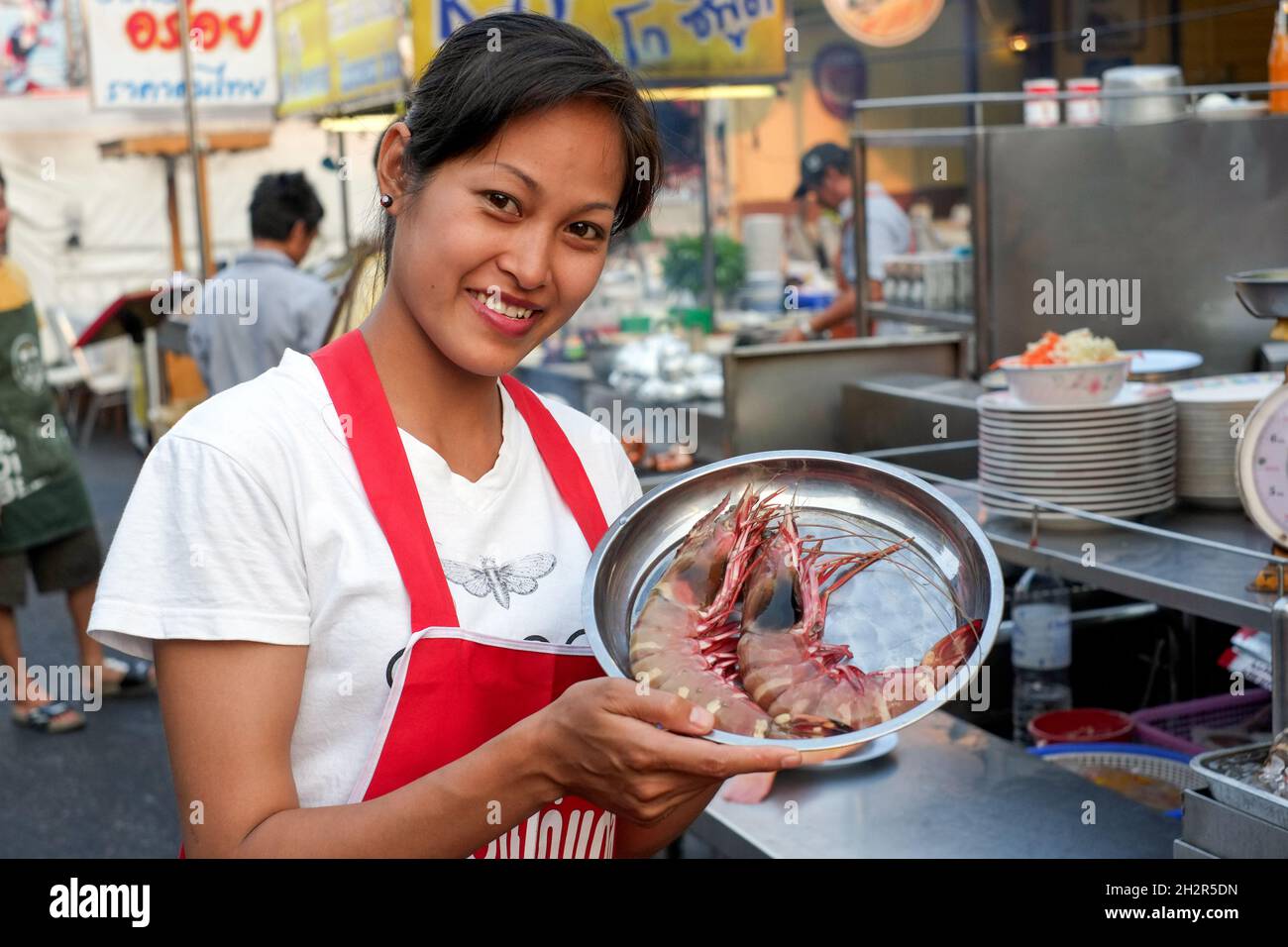 Serveuse féminine au célèbre marché nocturne de Hua Hin.Hua Hin est une destination touristique populaire en Thaïlande. Banque D'Images