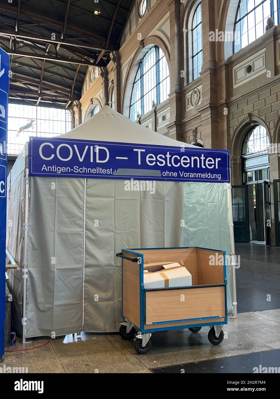 Centre d'essai Covid-19 sur la gare principale de Zurich.L'inscription en allemand indique qu'aucun rendez-vous n'est nécessaire pour le test d'antigène de vitesse.Arrière Banque D'Images