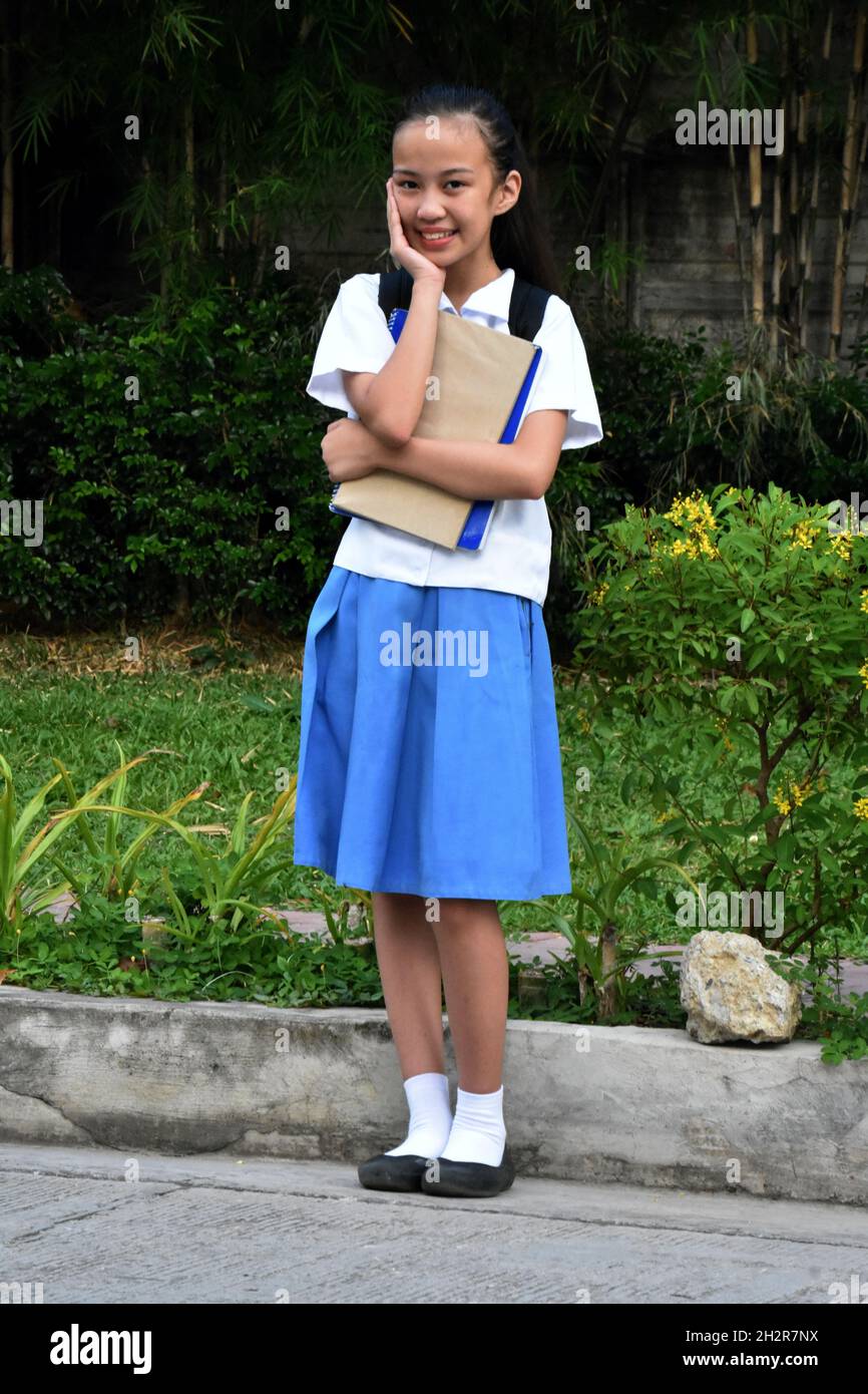 Mignon asiatique fille étudiant et Happiness portant uniforme d'école debout Banque D'Images