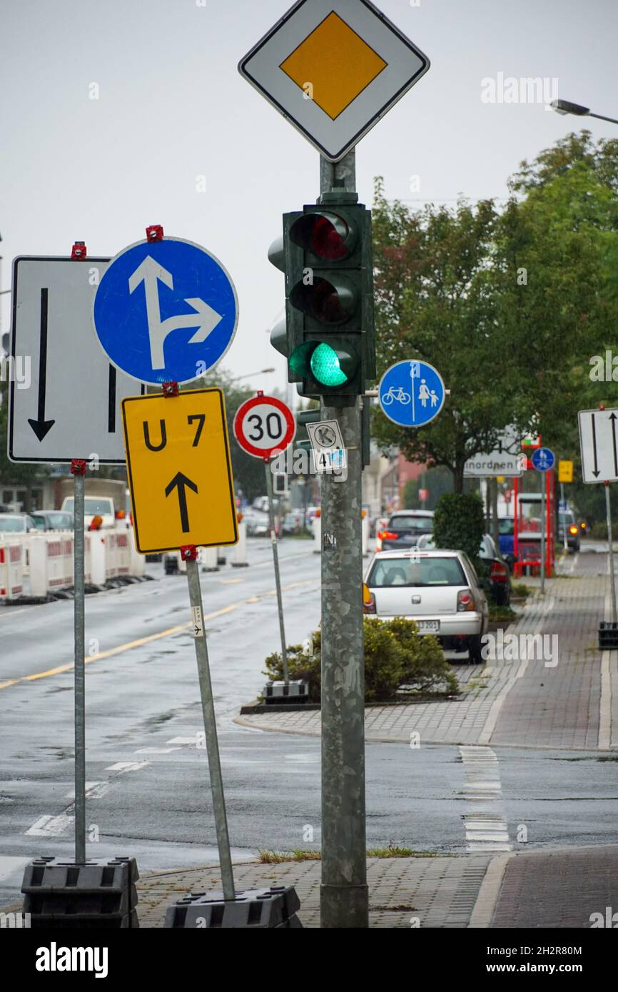 Vue verticale des feux de signalisation et des panneaux de signalisation Banque D'Images