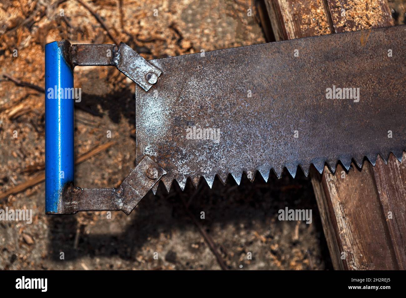 Ancienne scie à métaux rouillée.Outil manuel de coupe du bois Photo Stock -  Alamy