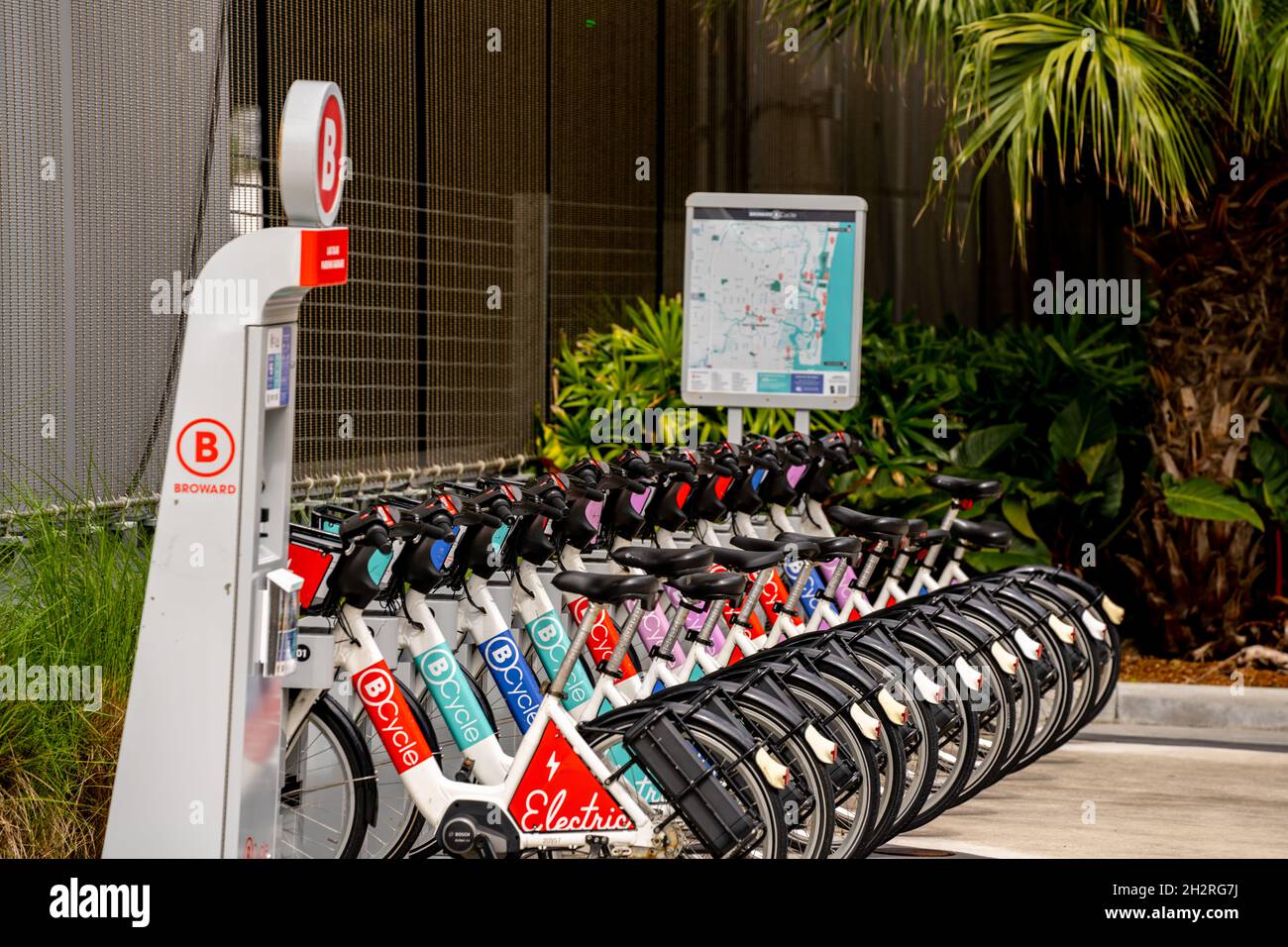 Fort Lauderdale, FL, États-Unis - 23 octobre 2021 : station d'accueil pour vélos électriques Banque D'Images