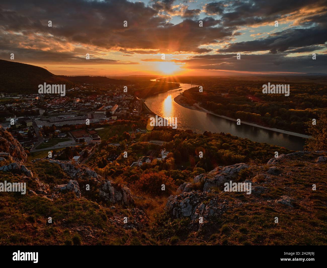 Coucher de soleil sur le Danube et Hainburg an der Donau depuis un point de vue rocheux en basse-Autriche Banque D'Images