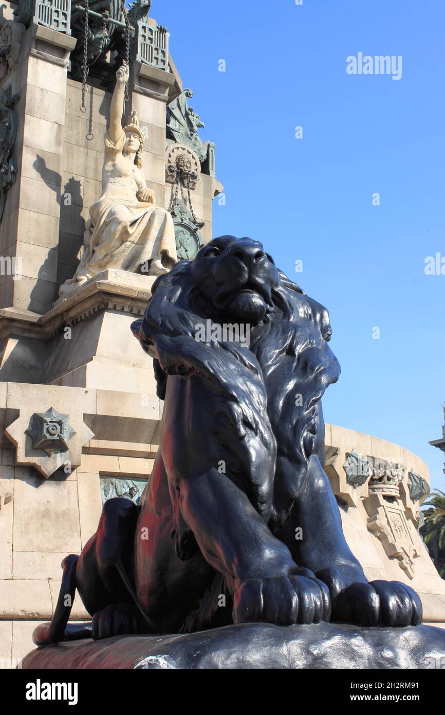 Statue de lion de bronze dans le monument de Columbus à Barcelone, Espagne Banque D'Images