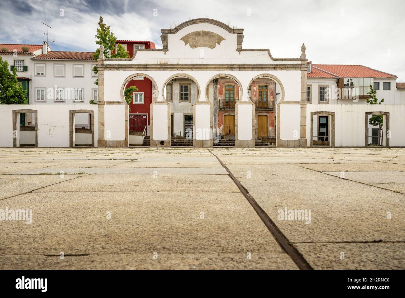 Vue sur les ruines de la façade de l'ancien marché de la place Camões à Bragança, Portugal. Banque D'Images