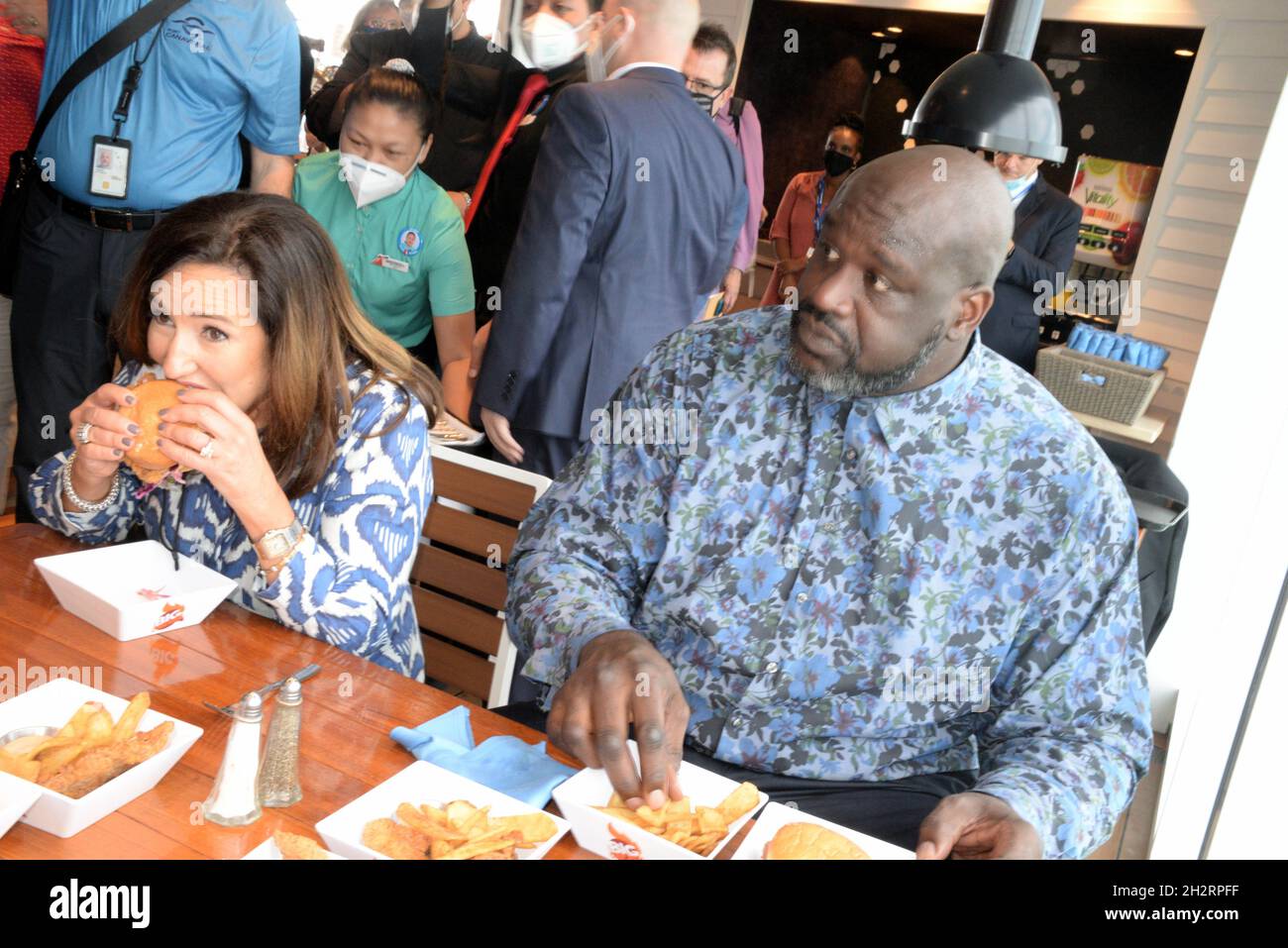 Port Canaveral.Comté de Brevard, Floride.ÉTATS-UNIS.23 octobre 2021.En rejoignant Carnival Cruise Line, la présidente Christine Duffy Shaq a coupé le ruban dans son Shaq's Big Chicken Restaurant à bord du Mega Ship Carnival Mardi gras.Avec un groupe de titulaires de titre de Miss Universe et d'autres invités d'entreprise, un gala aux étoiles a eu lieu dans le théâtre Mardi gras des navires avec un lien vidéo tandis que la bouteille de champagne de la cérémonie inaugurale de dénomination a été déposée du pont des navires sur un fil guide à une cible sur l'arc.Crédit photo : Julian Leek/Alay Live News Banque D'Images