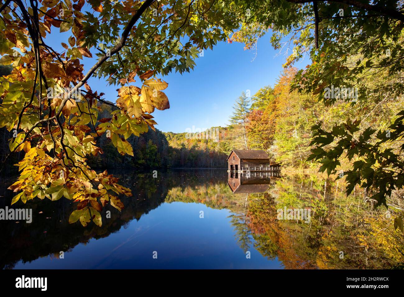Boathouse en bois en automne - Lac Julia, DuPont State Recreational Forest - Cedar Mountain, Caroline du Nord, Etats-Unis Banque D'Images