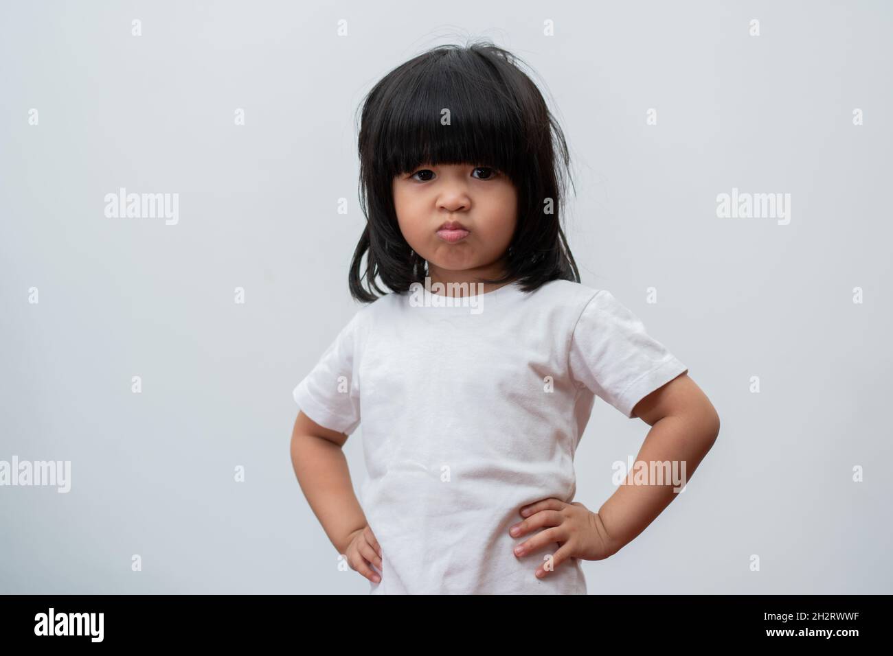 Portrait de la petite fille asiatique en colère et triste sur fond blanc isolé, l'émotion d'un enfant quand la colère et la folie, l'expression gronde émotion.Enfant Banque D'Images
