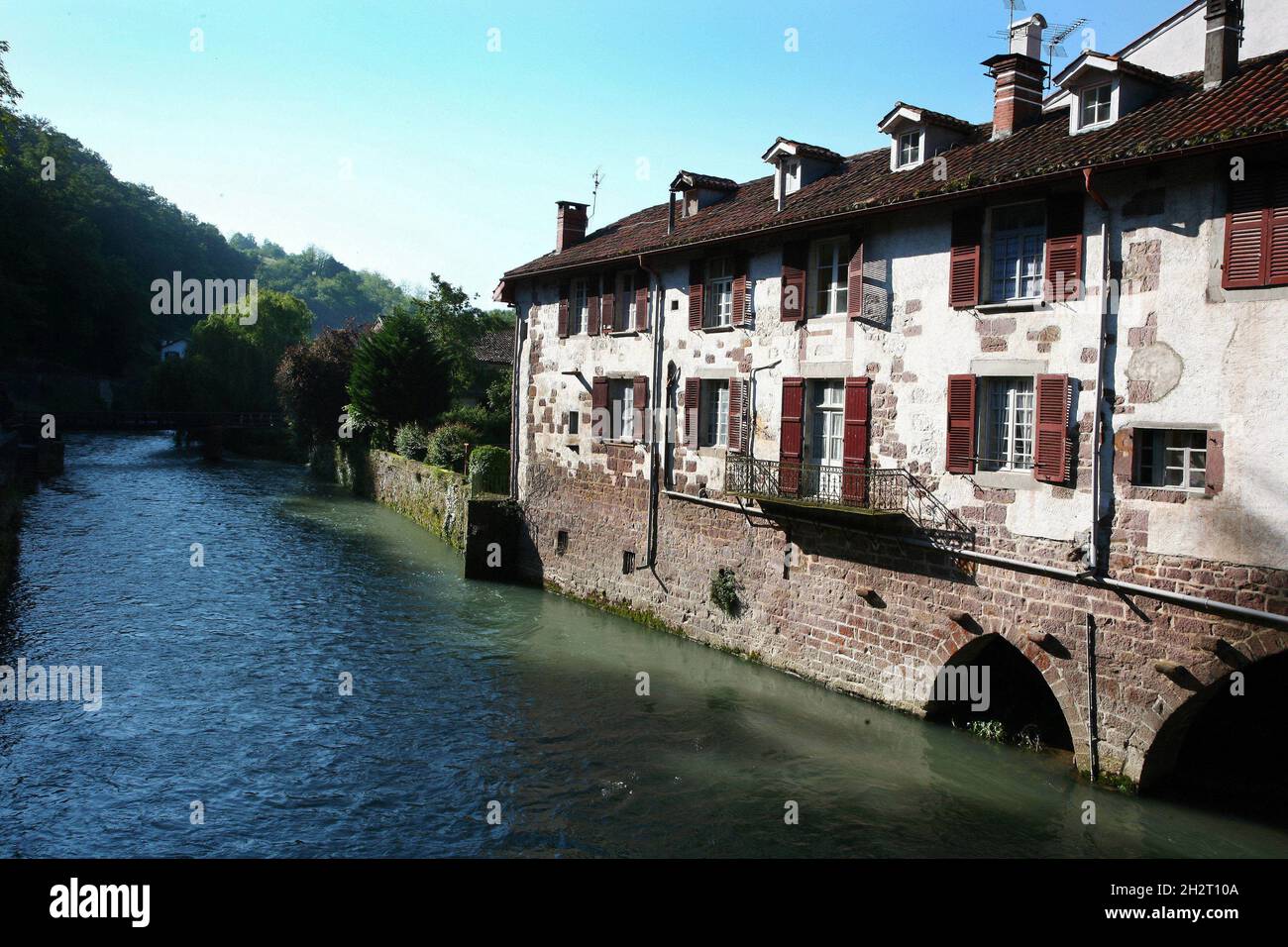 FRANCE.PYRÉNÉES-ATLANTIQUES (64).LA MAISON BASQUE SUR LE NIVE À SAINT JEAN PIED DE PORT, VILLE ET CHEMIN DE LA FRONTIÈRE CONNAÎT JACQUES DE COMPOSTELLE Banque D'Images