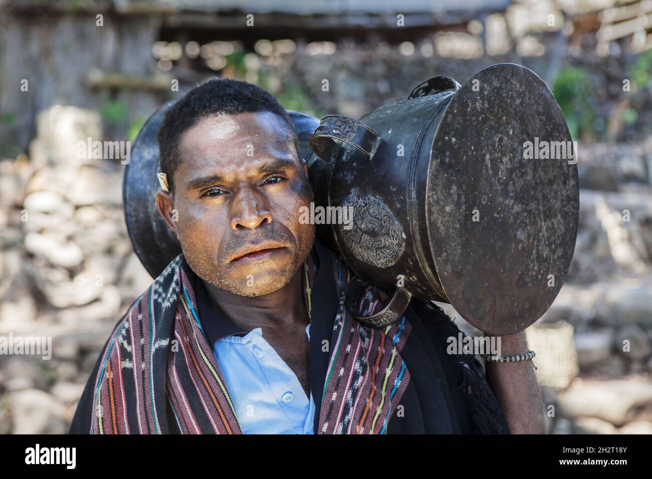 INDONÉSIE, ÎLE D'ALOR, VILLAGE DE TAPKALA, TRIBU D'ABUI, HOMME AVEC MOKO,(TAMBOUR EN BRONZE) Banque D'Images