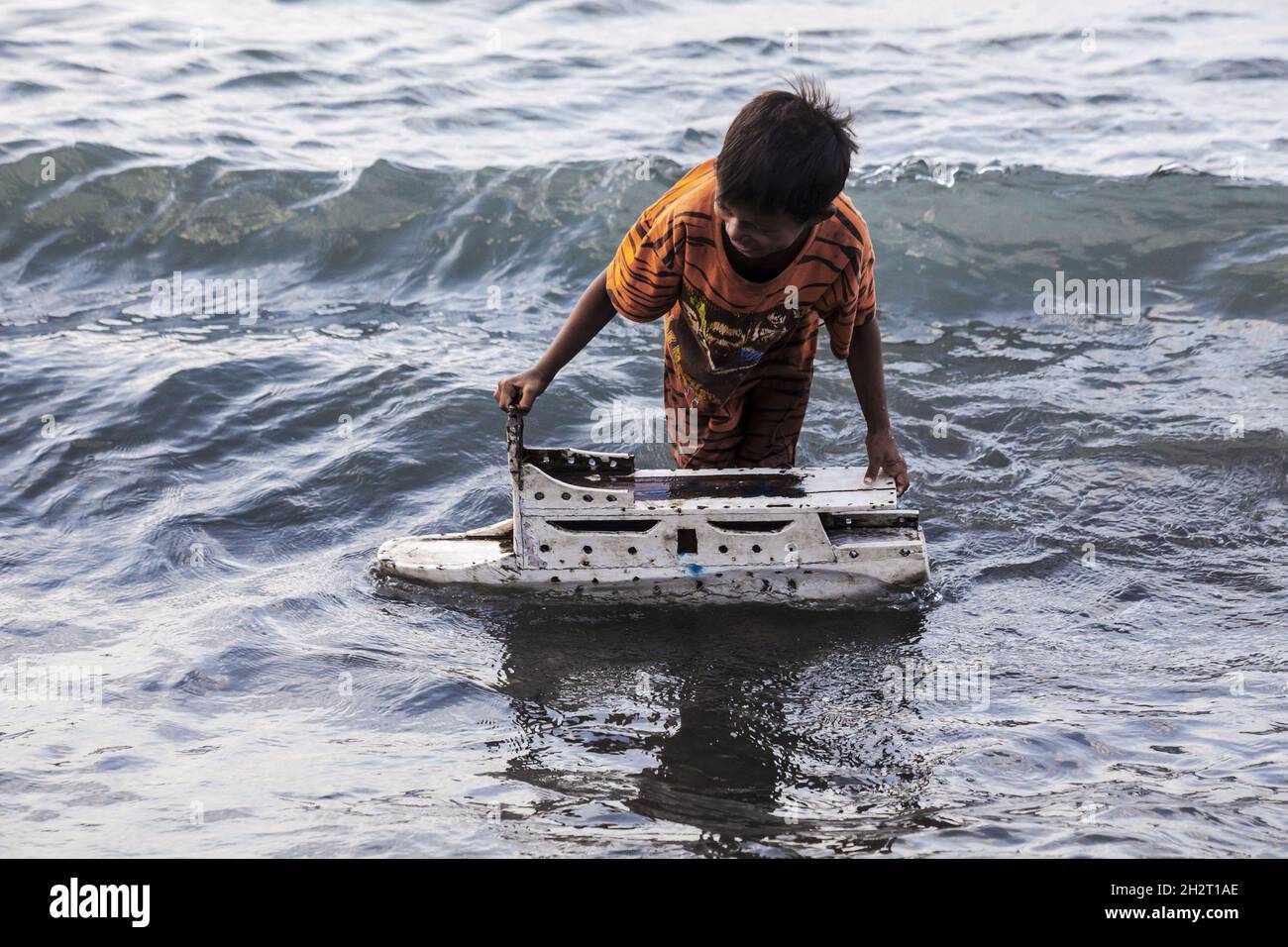 INDONÉSIE, SUMBAWA EST UNE ÎLE INDONÉSIENNE, AU MILIEU DE LA CHAÎNE DES ÎLES SUNDA, AVEC LOMBOK À L'OUEST, FLORES À L'EST.ENFANTS G Banque D'Images