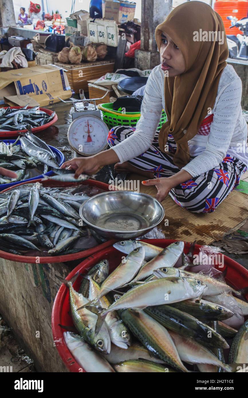 INDONÉSIE, PORT DE LABUAN BAJO SUR L'ÎLE DE FLORES, MARCHÉ AUX POISSONS Banque D'Images