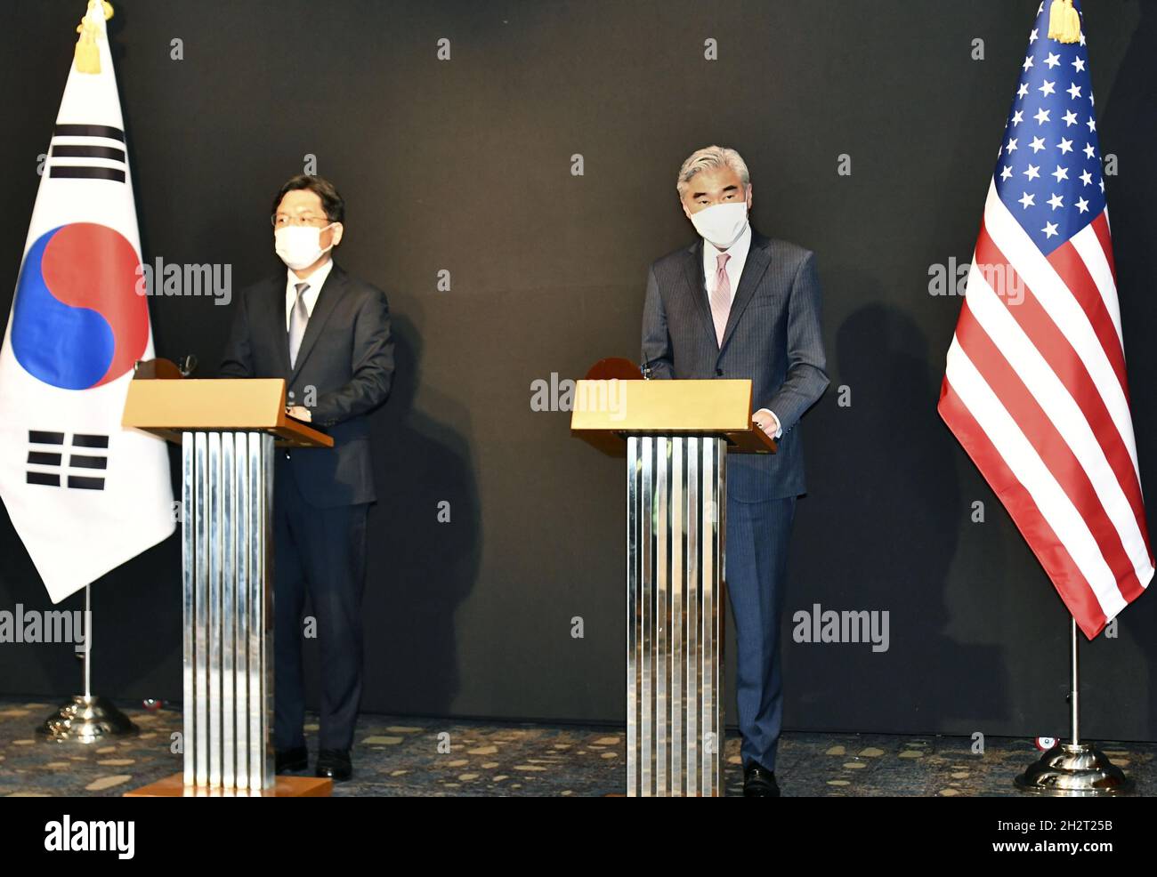 Le représentant spécial des États-Unis pour la Corée du Nord, Sung Kim (R), et son homologue sud-coréen, Noh Kyu Duk, rencontrent la presse après avoir tenu des pourparlers à Séoul le 24 octobre 2021, portant des masques de protection contre le coronavirus.(Kyodo)==Kyodo photo via crédit: Newscom/Alay Live News Banque D'Images