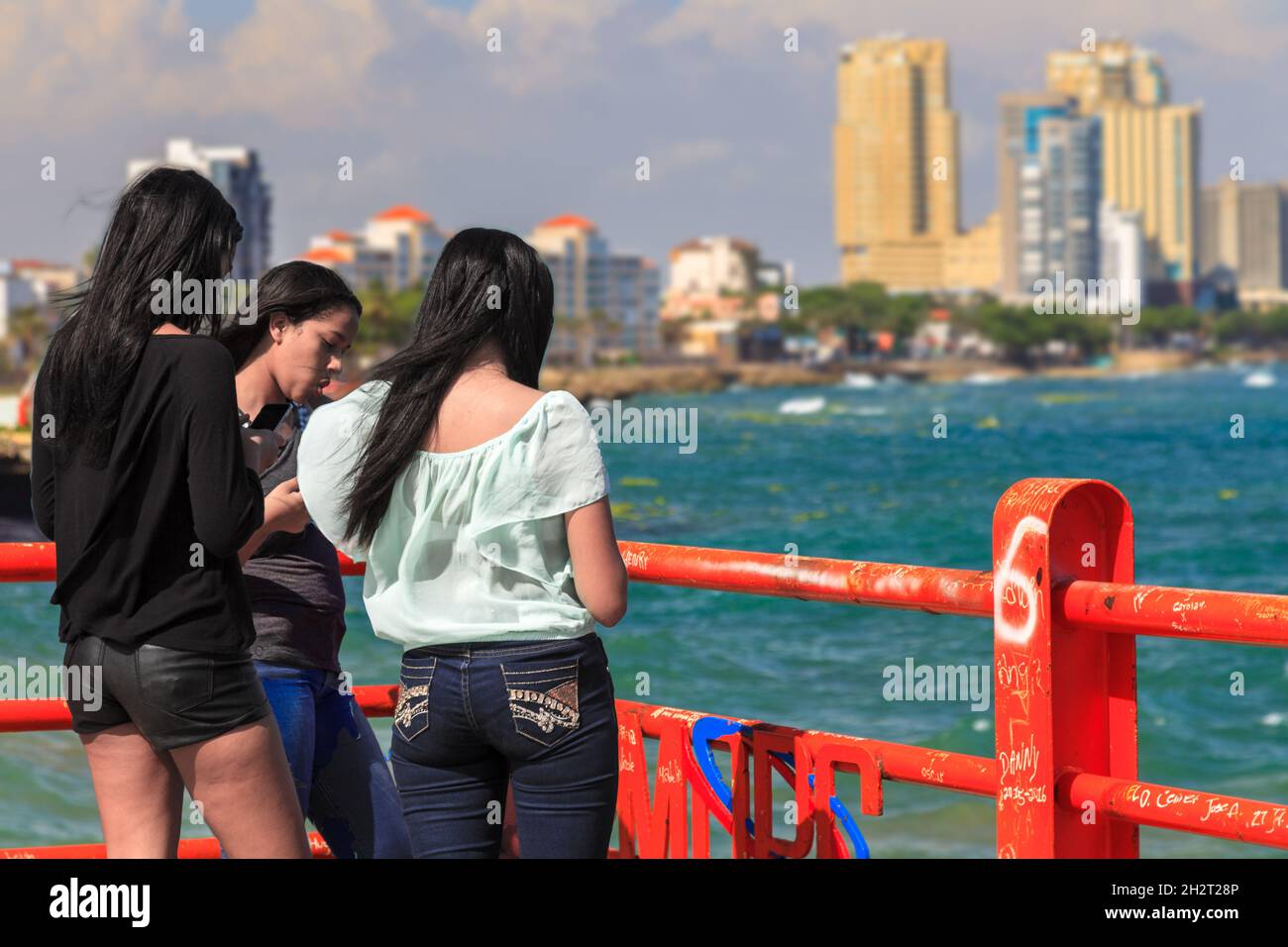 Saint-Domingue, Distrito Nacional, République dominicaine - 23 avril 2016 : trois jeunes femmes hispaniques debout sur un quai dans le pays d'Amérique latine République dominicaine. Banque D'Images