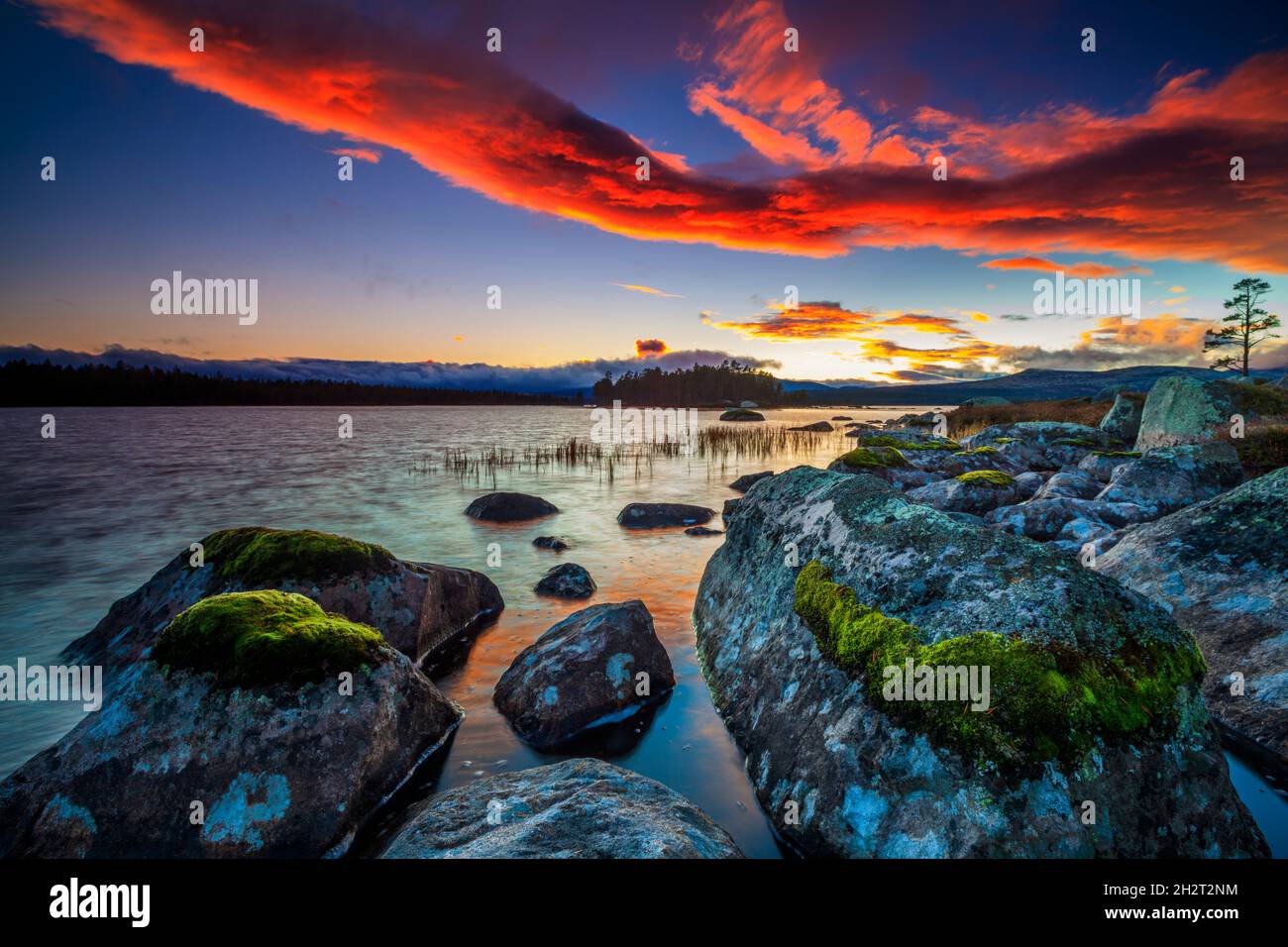 Coucher de soleil coloré d'octobre au bord du lac Isteren à Engerdal kommune, Norvège, Scandinavie. Banque D'Images